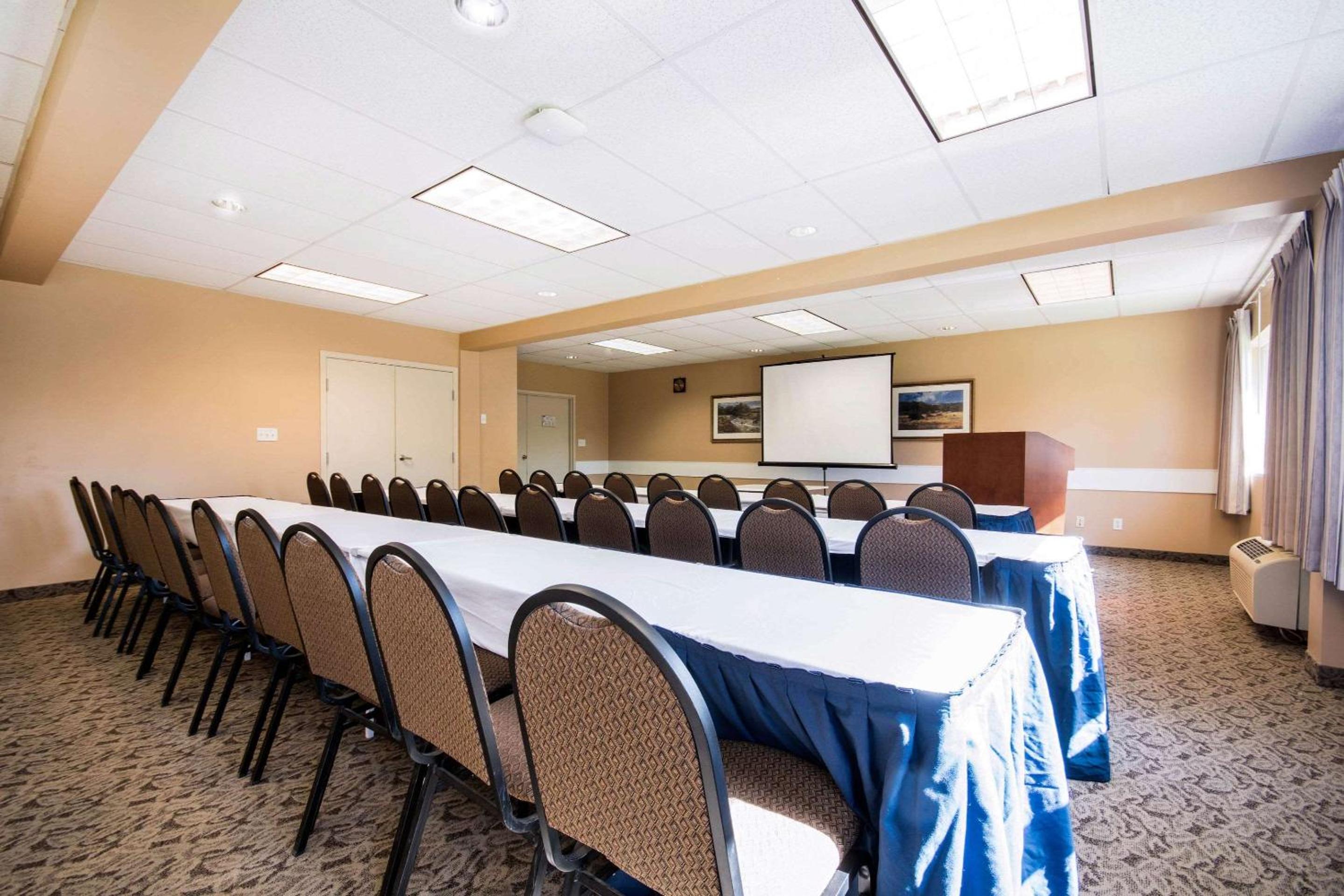 Langley Vacations - Comfort Inn  Suites - Property Image 10