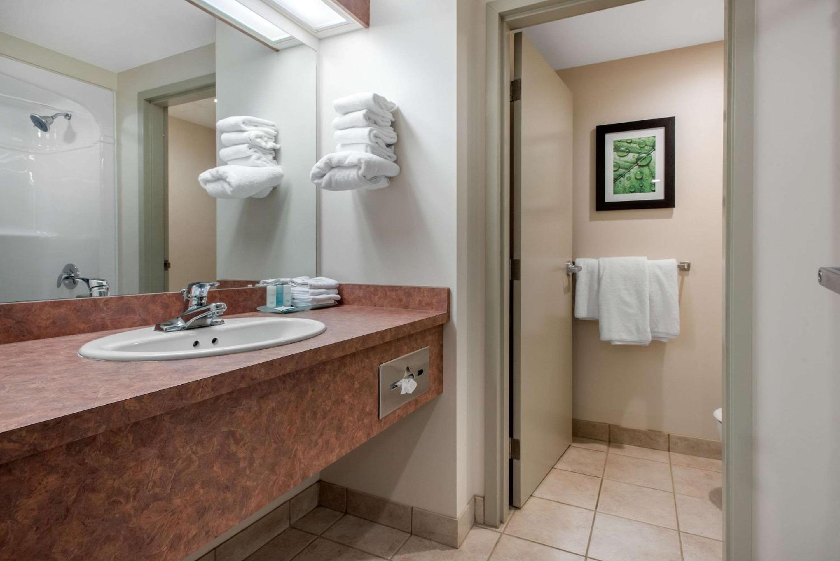 Brandon Vacations - Clarion Hotel  Suites - Property Image 3