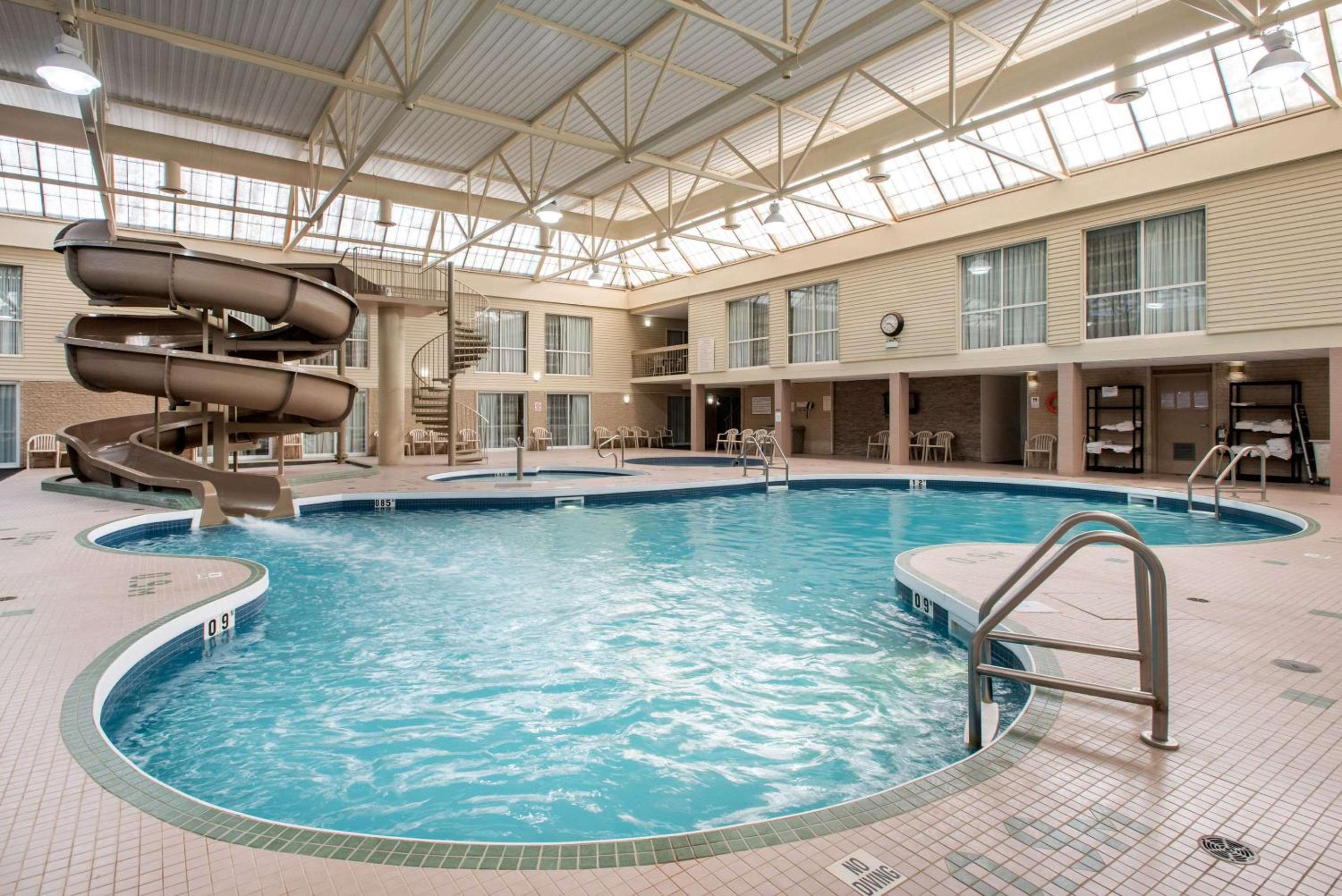 Brandon Vacations - Clarion Hotel  Suites - Property Image 2