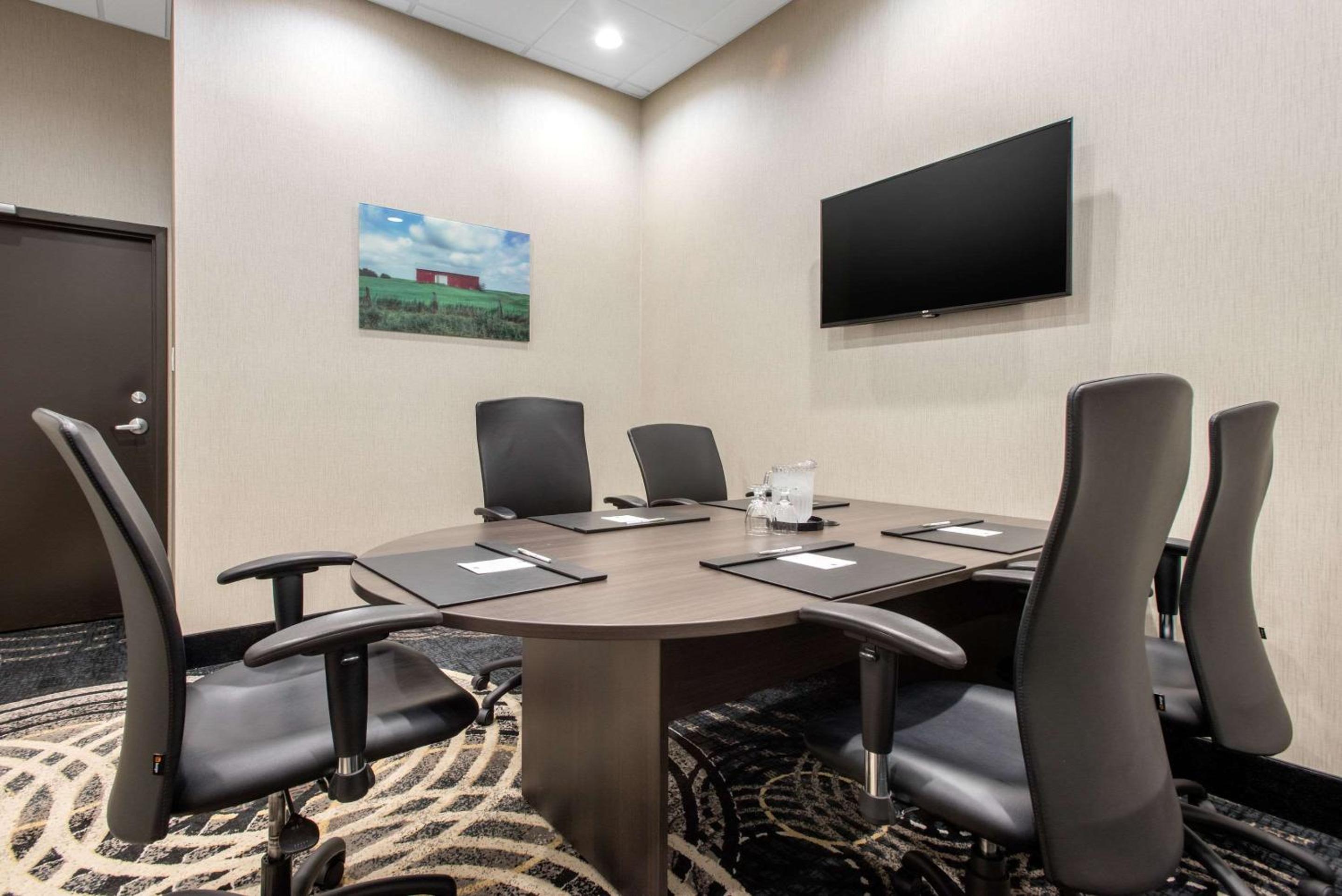 Brandon Vacations - Clarion Hotel  Suites - Property Image 12