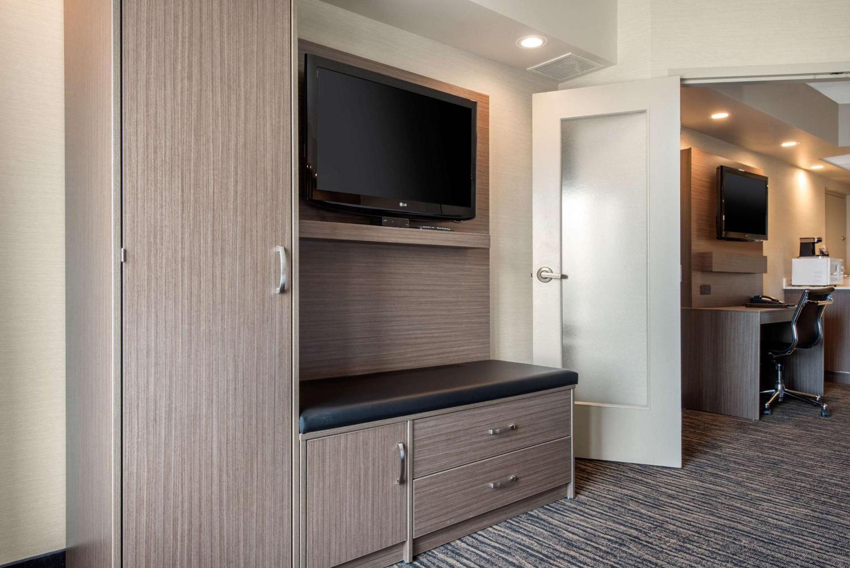 Brandon Vacations - Clarion Hotel  Suites - Property Image 11