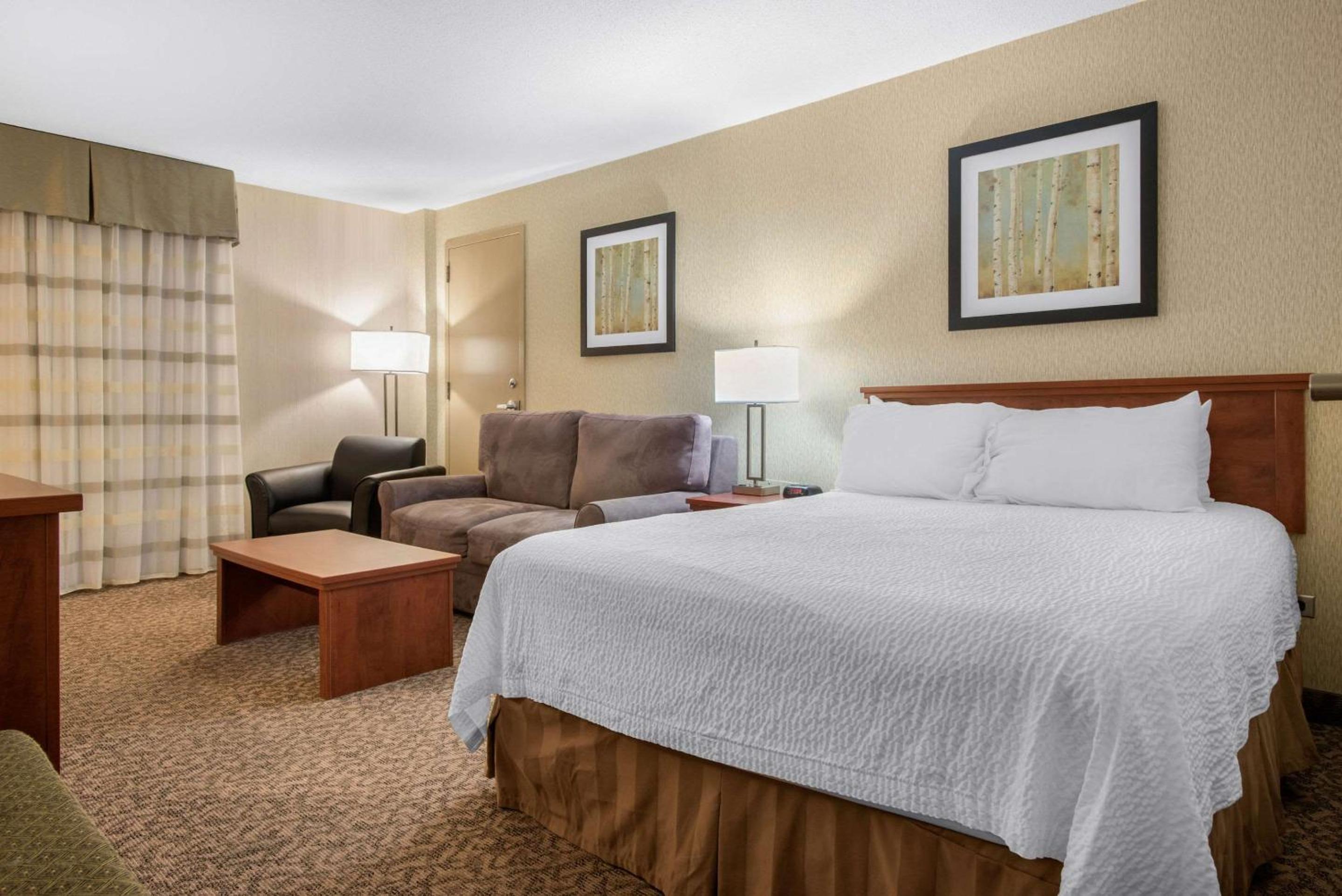Brandon Vacations - Clarion Hotel  Suites - Property Image 8