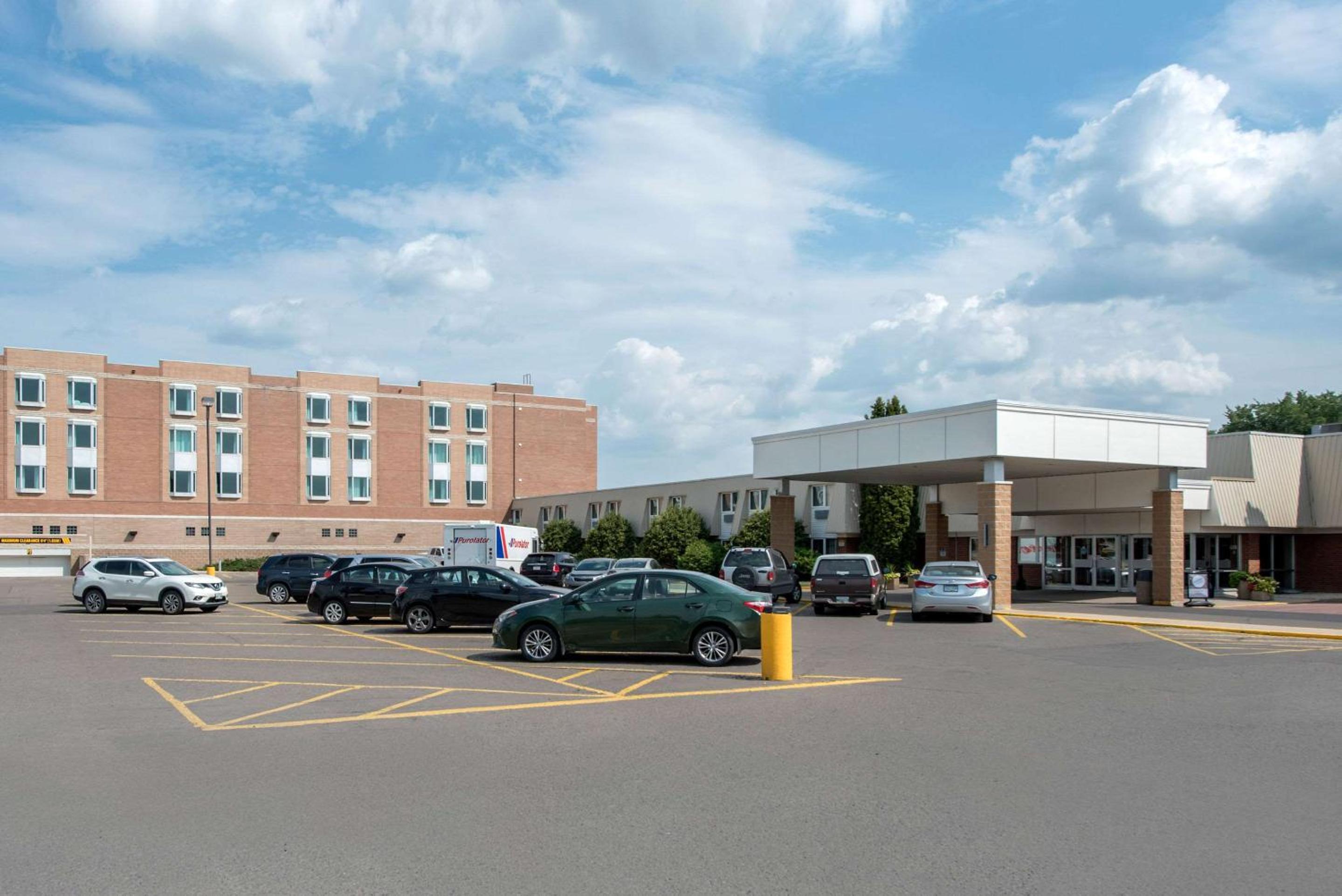 Brandon Vacations - Clarion Hotel  Suites - Property Image 7