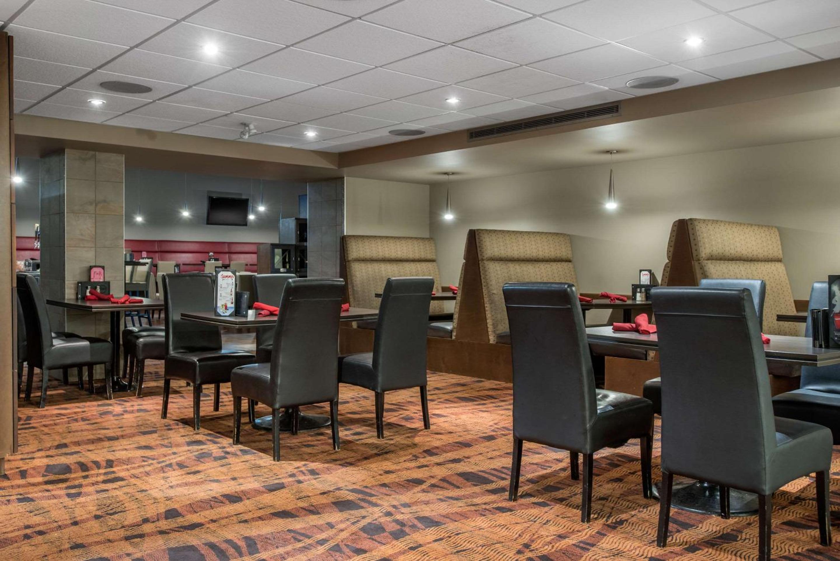 Brandon Vacations - Clarion Hotel  Suites - Property Image 5