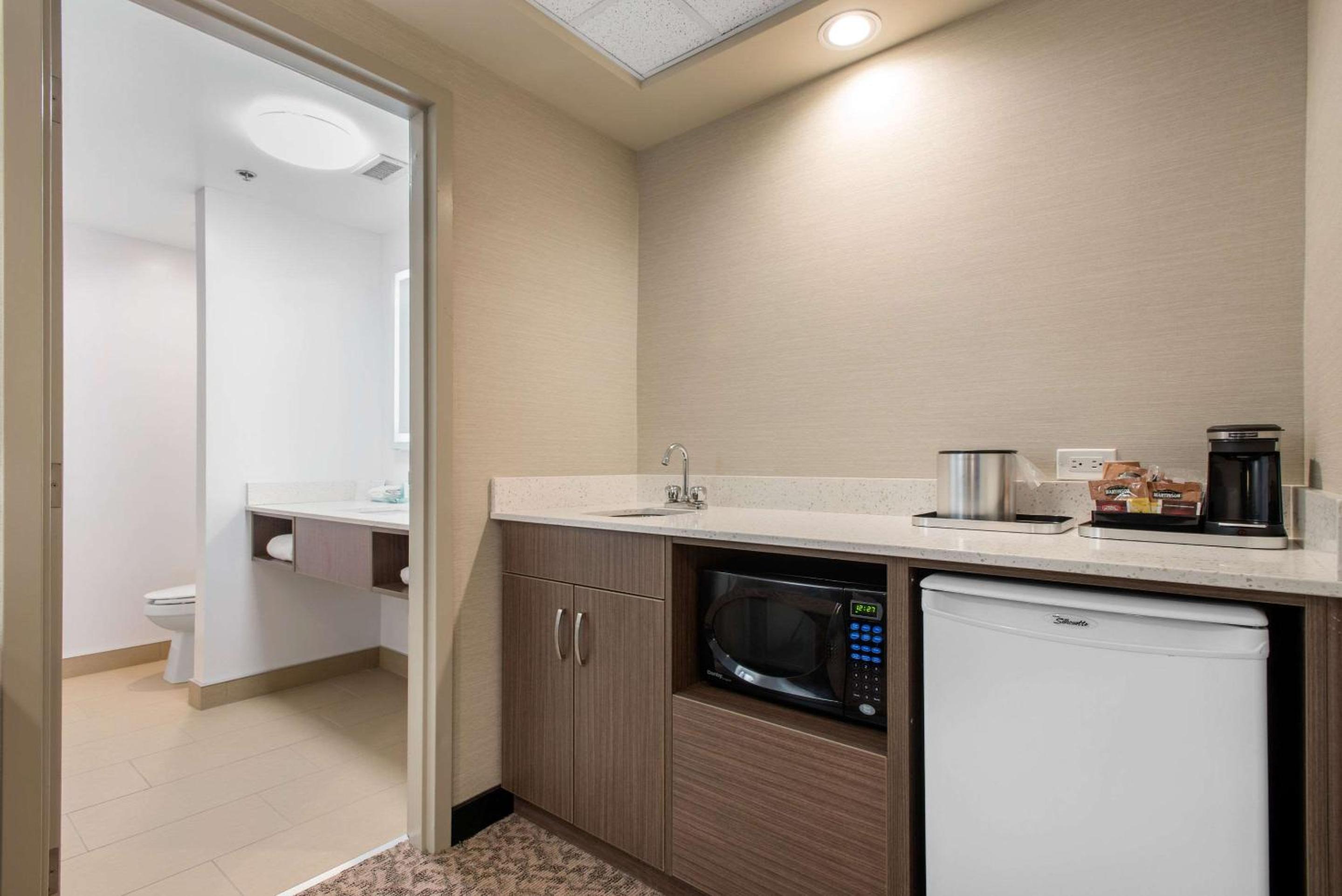 Brandon Vacations - Clarion Hotel  Suites - Property Image 6