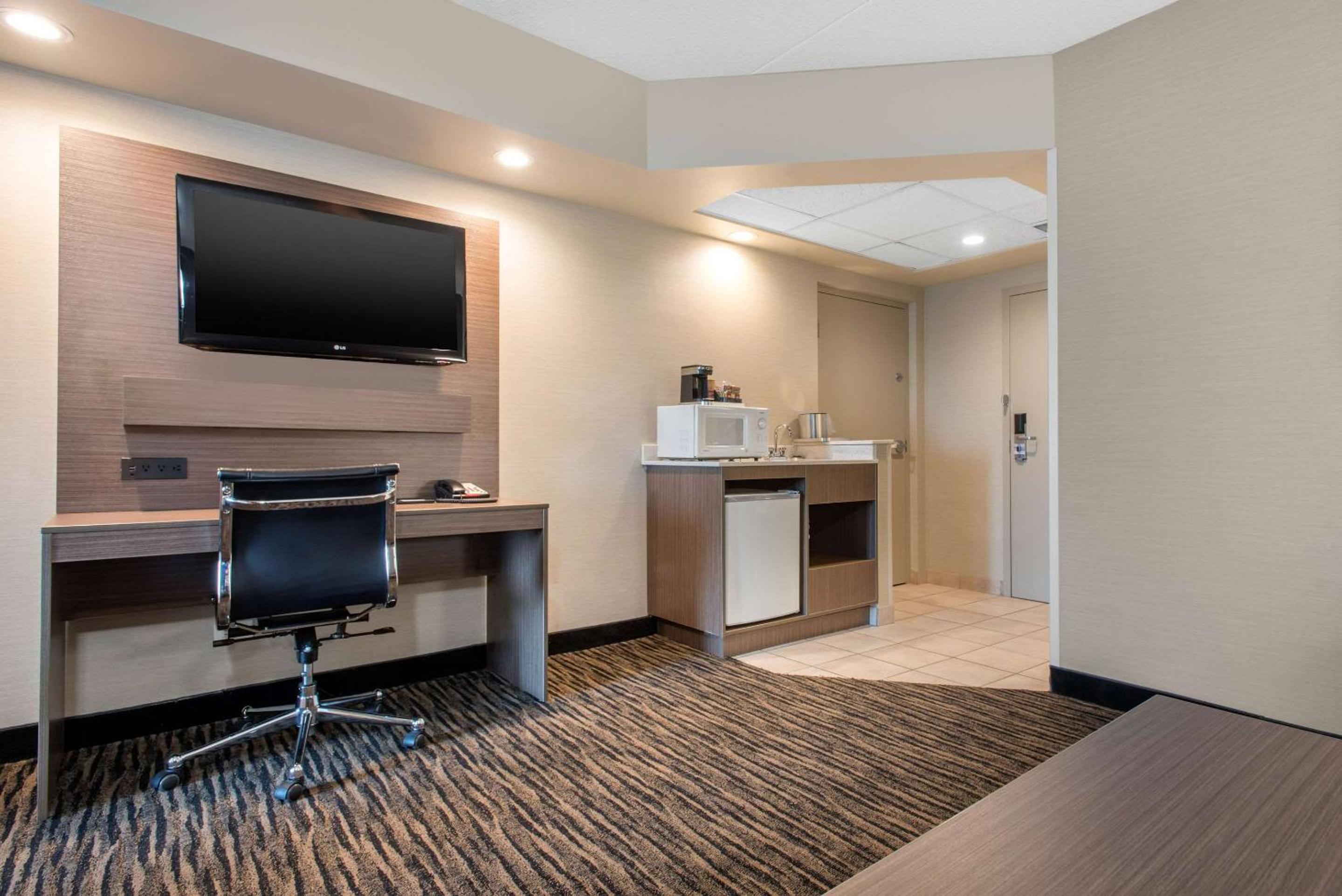 Brandon Vacations - Clarion Hotel  Suites - Property Image 2