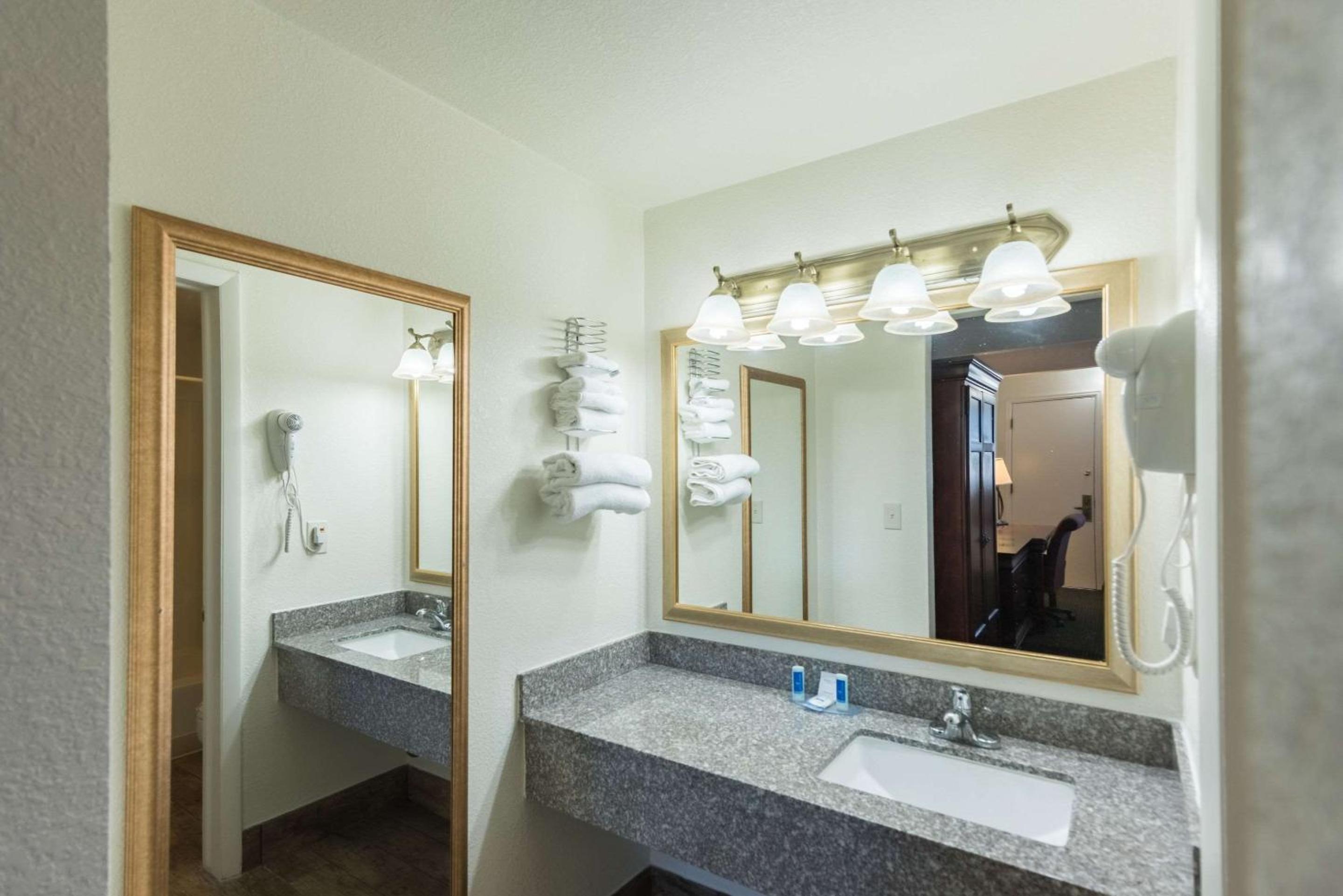 Montrose Vacations - 1st Interstate Inn Montrose - Property Image 26