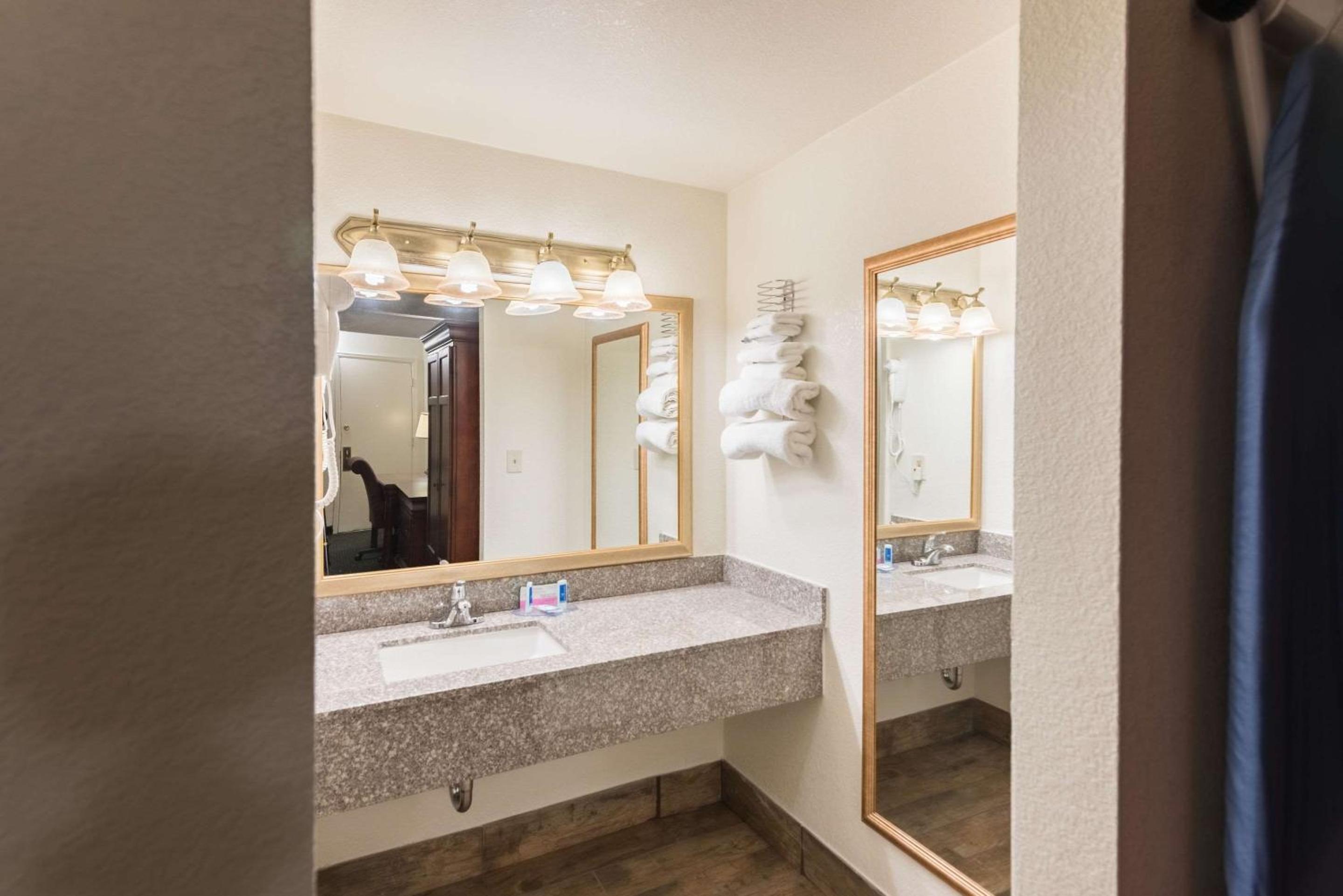 Montrose Vacations - 1st Interstate Inn Montrose - Property Image 25