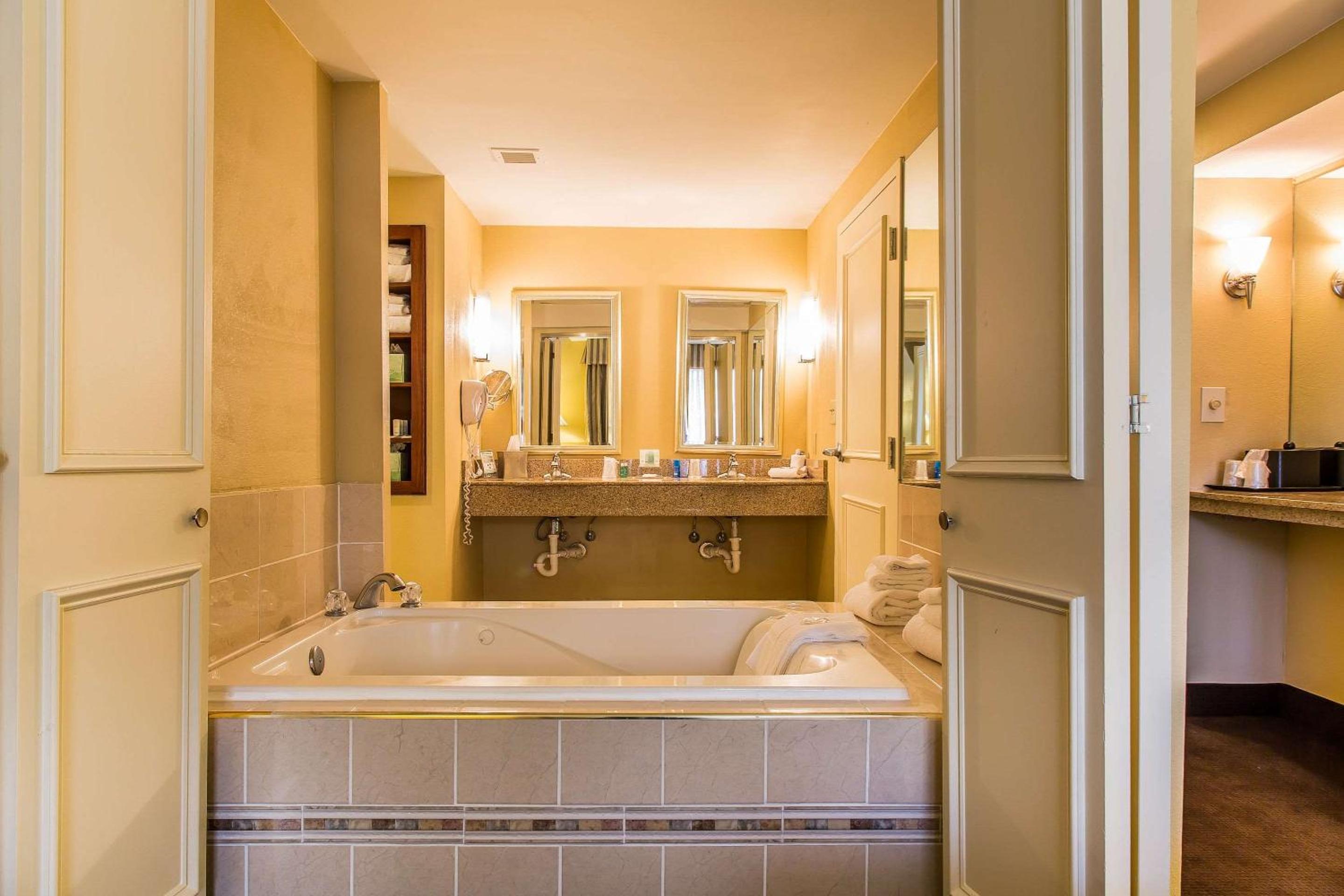 Clarion Hotel  Suites Hamden-New Haven - Property Image 3