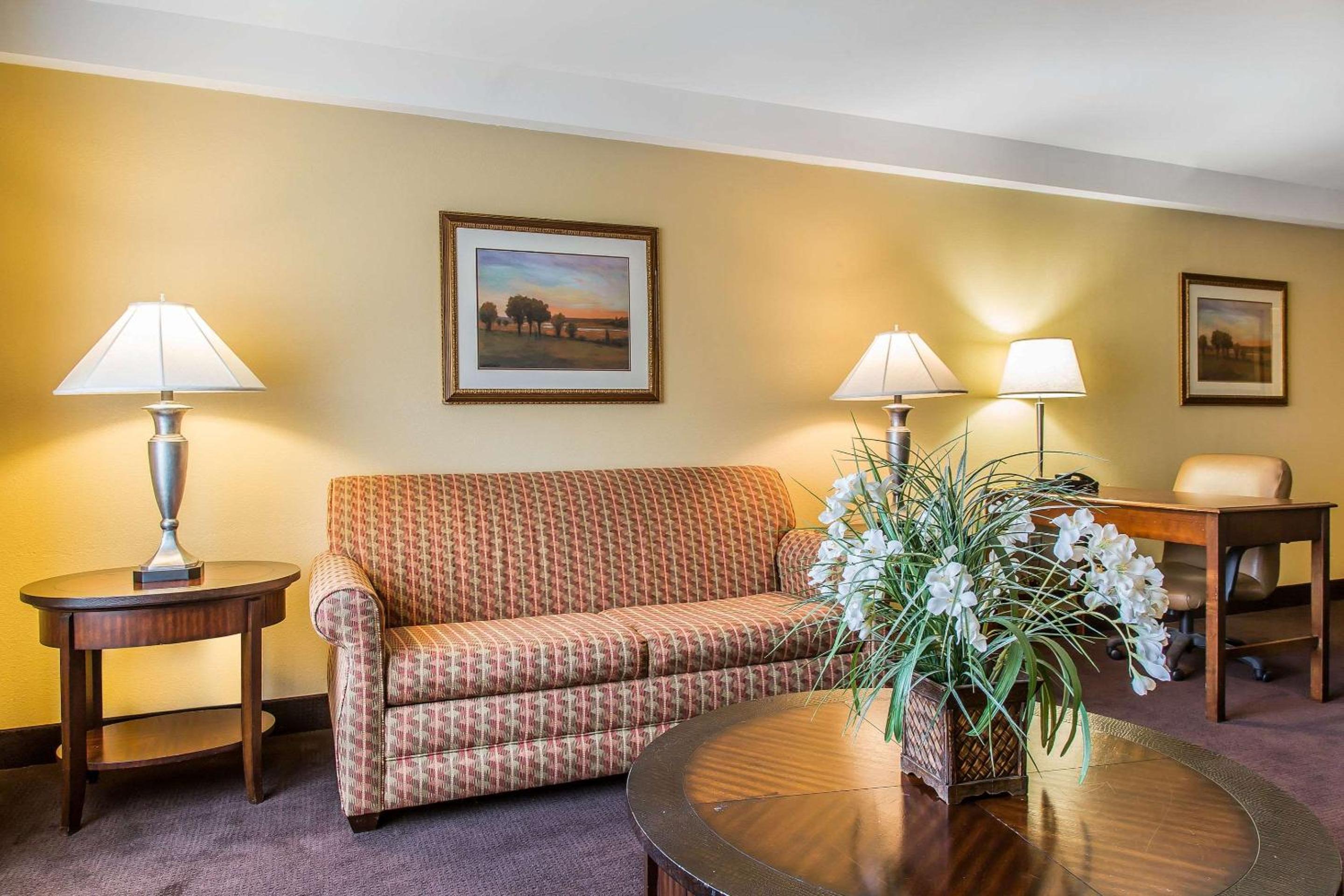 Clarion Hotel  Suites Hamden-New Haven - Property Image 11