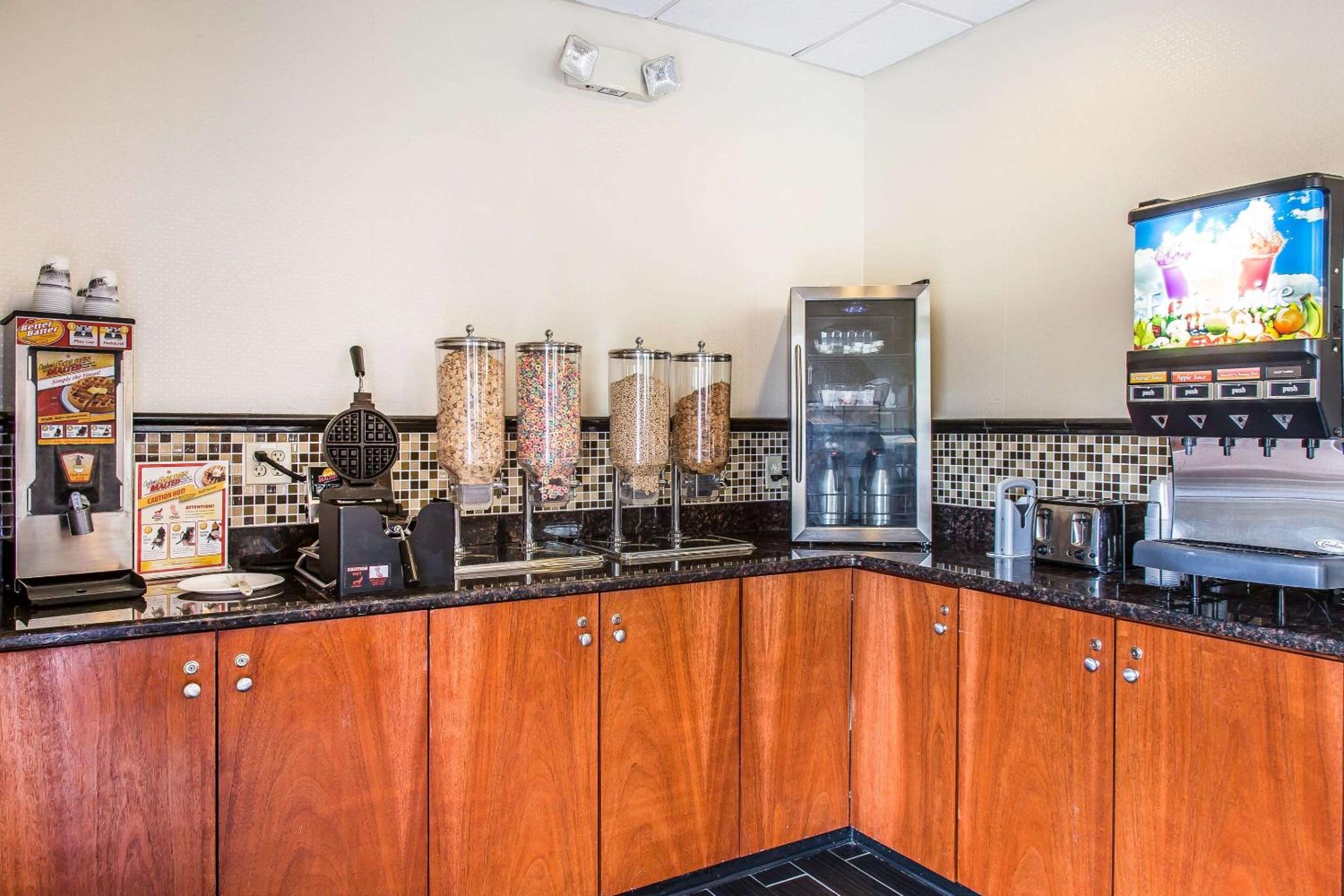 Clarion Hotel Suites Hamden-New Haven - Property Image 18
