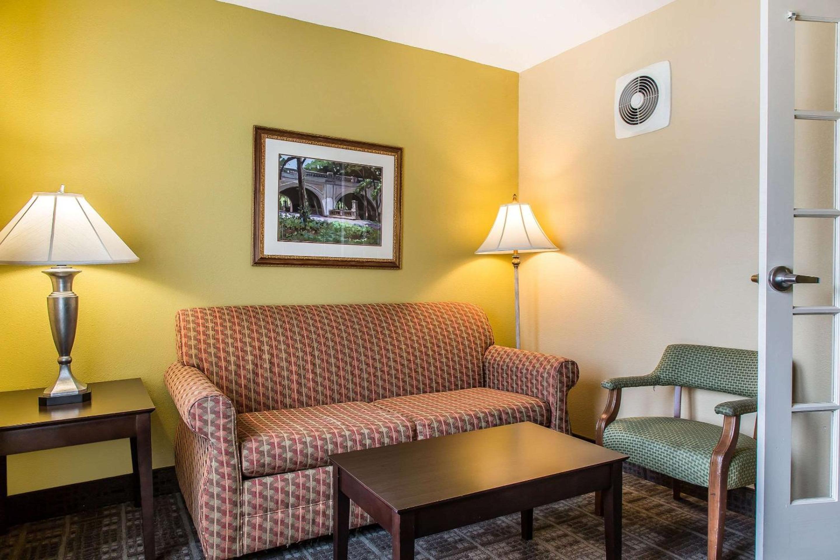 Clarion Hotel Suites Hamden-New Haven - Property Image 6