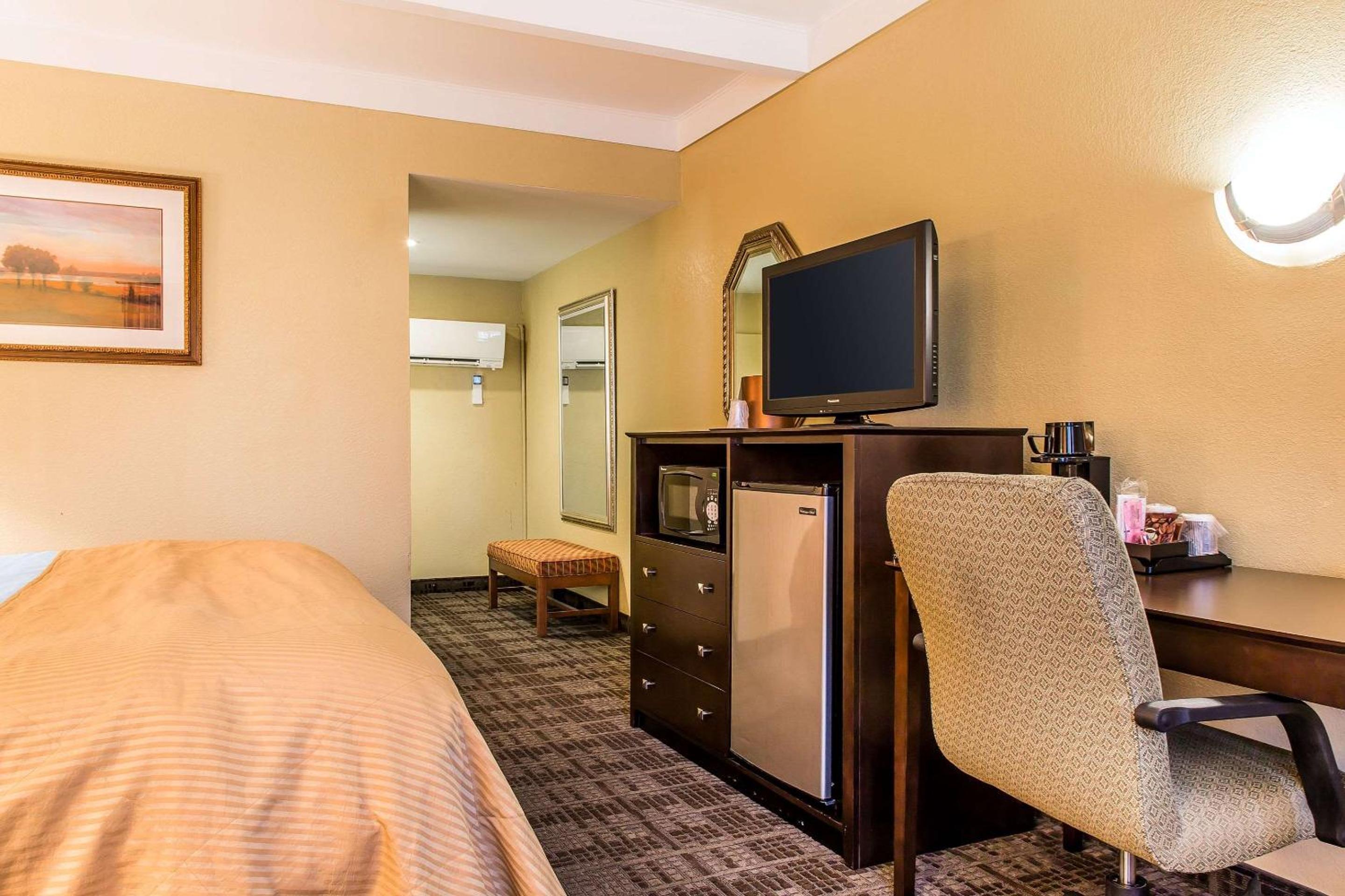 Clarion Hotel Suites Hamden-New Haven - Property Image 28