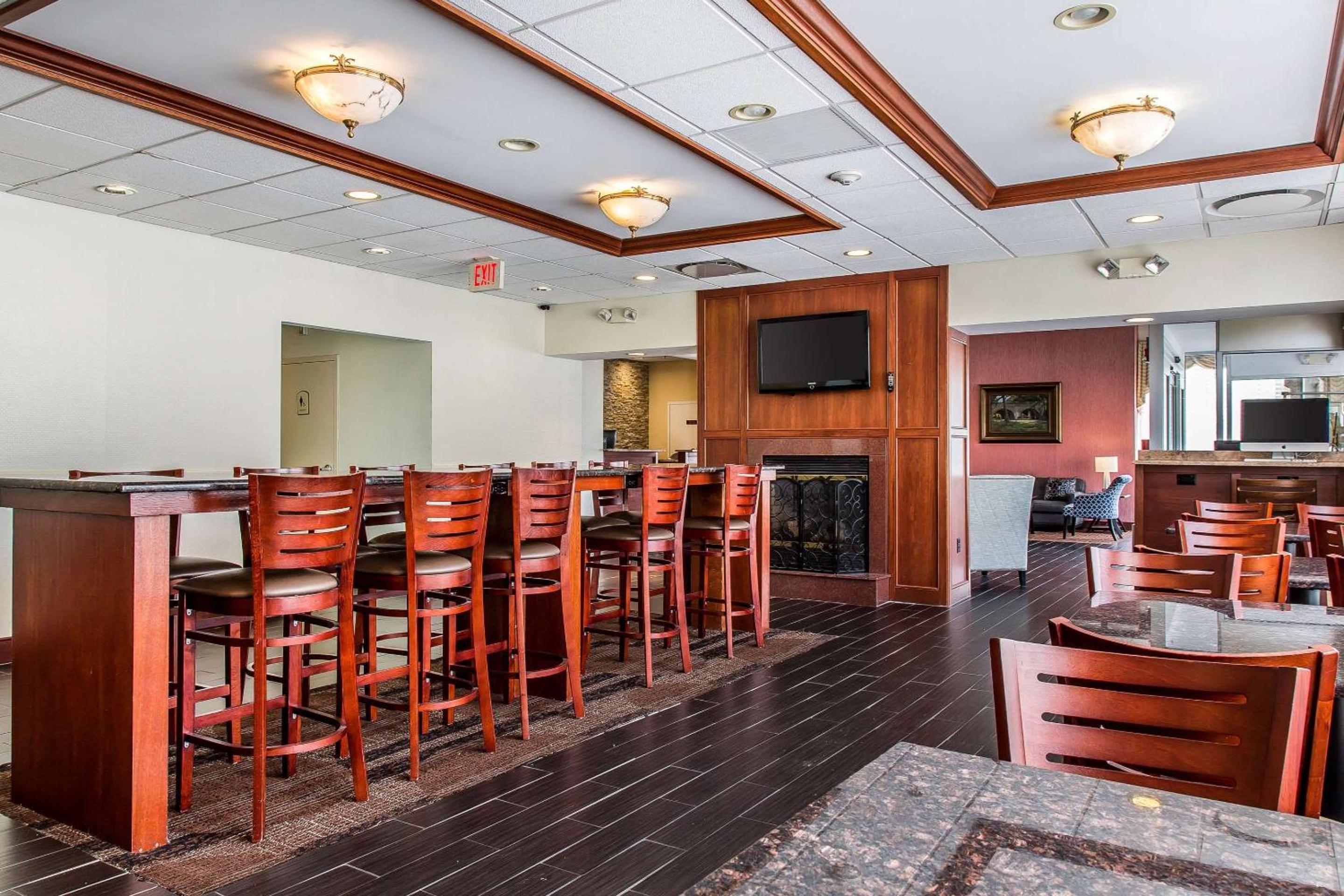 Clarion Hotel Suites Hamden-New Haven - Property Image 16