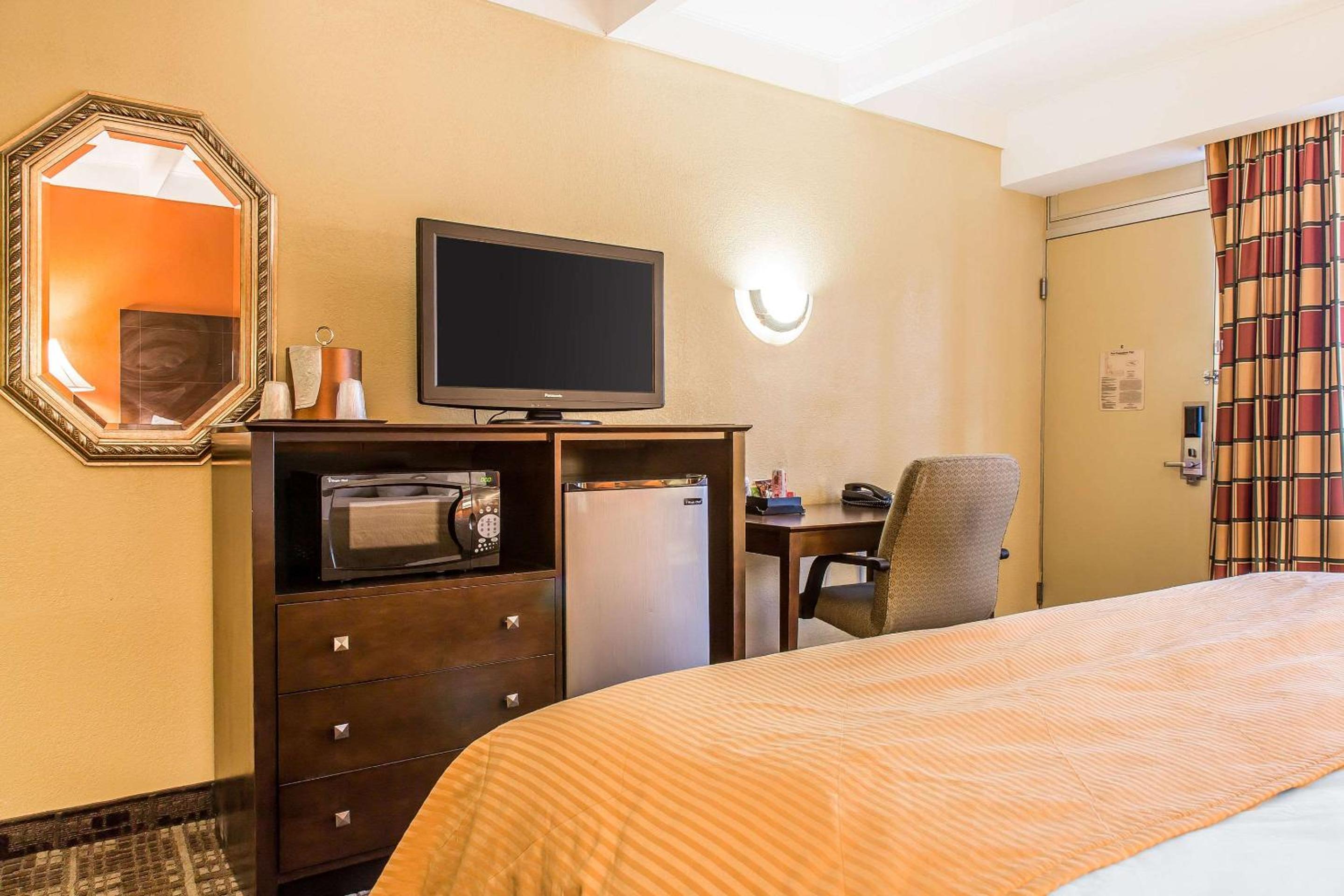 Clarion Hotel Suites Hamden-New Haven - Property Image 36