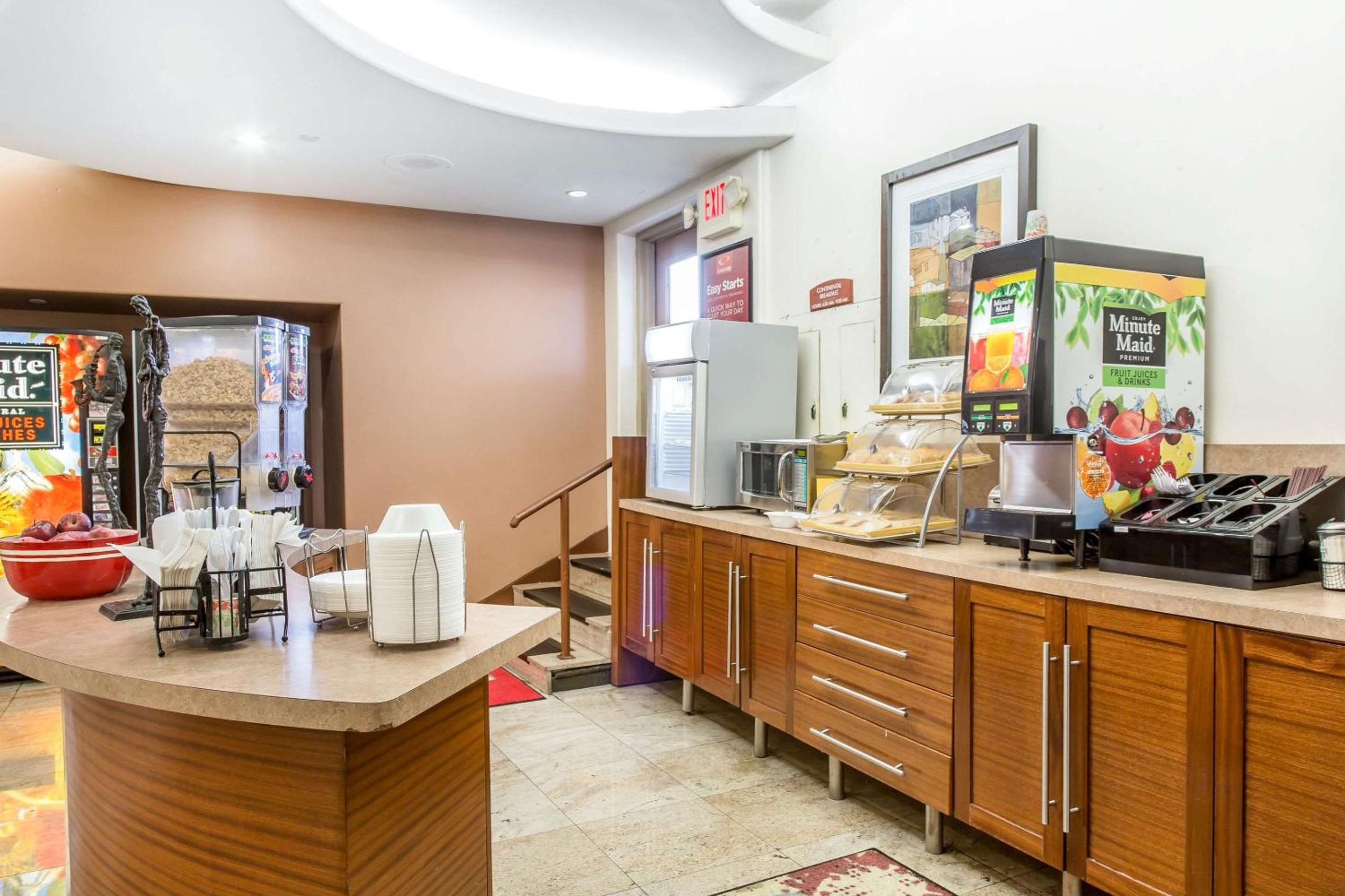 Econo Lodge - Property Image 4
