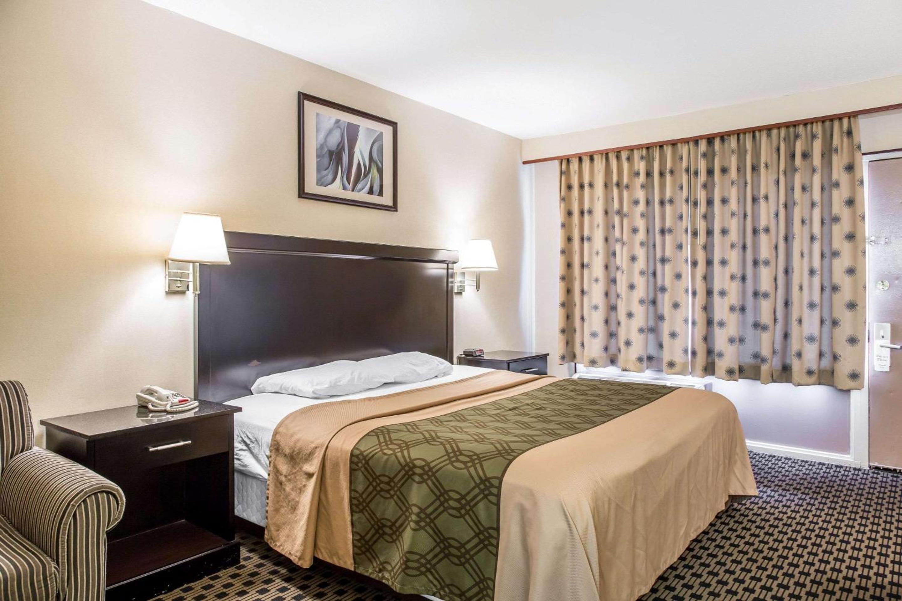 Econo Lodge - Property Image 2