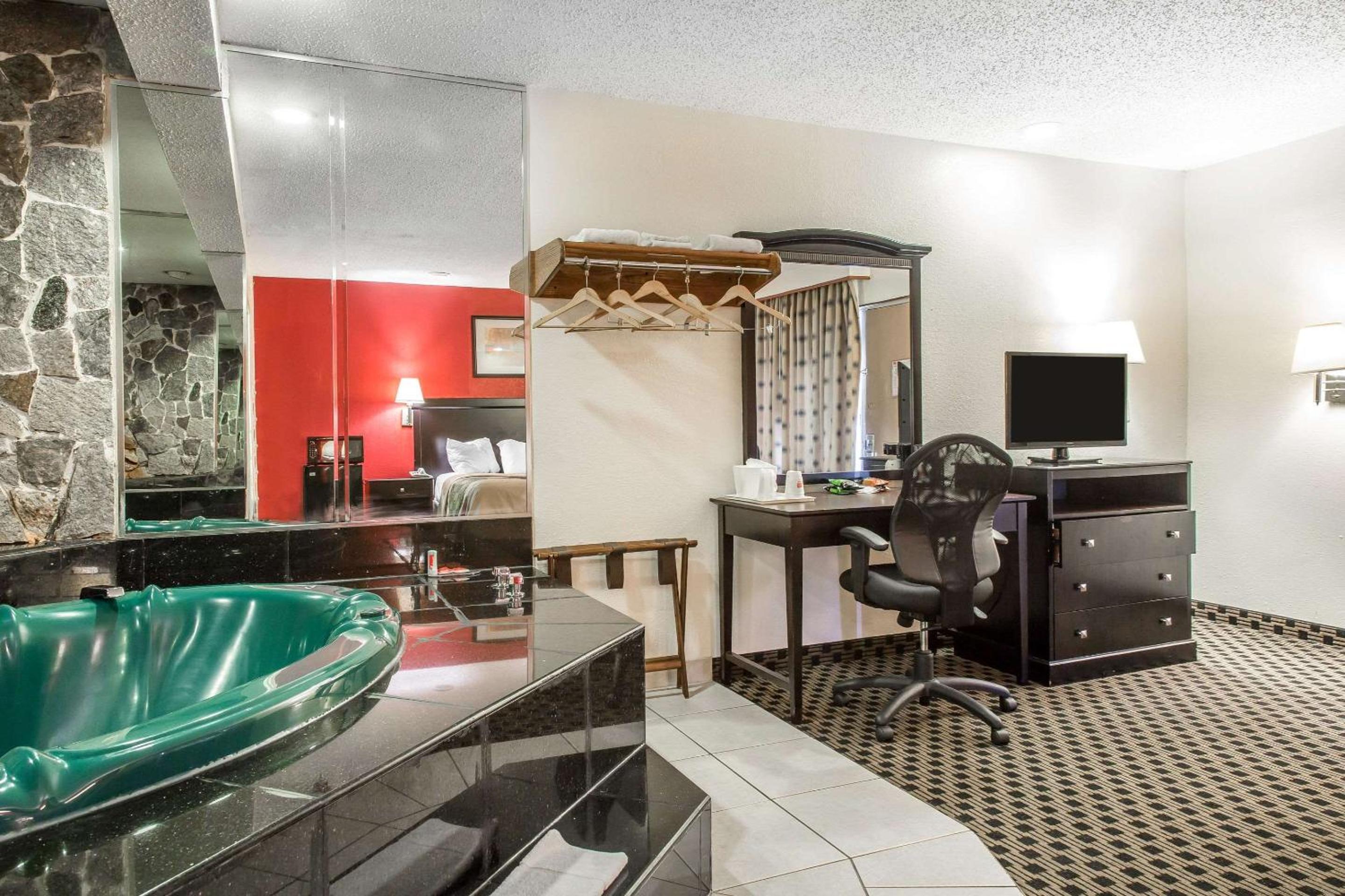Econo Lodge - Property Image 26