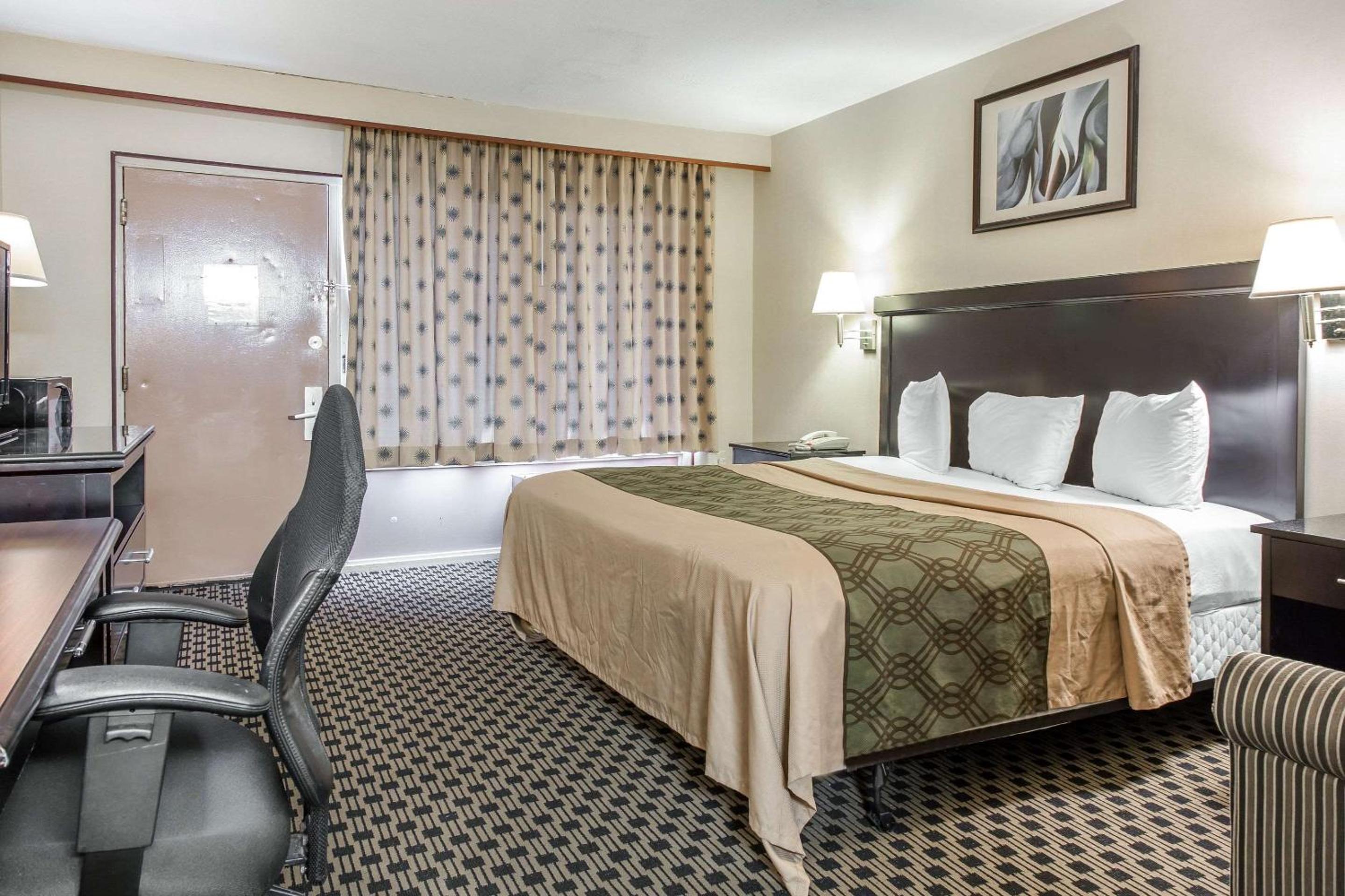 Econo Lodge - Property Image 25