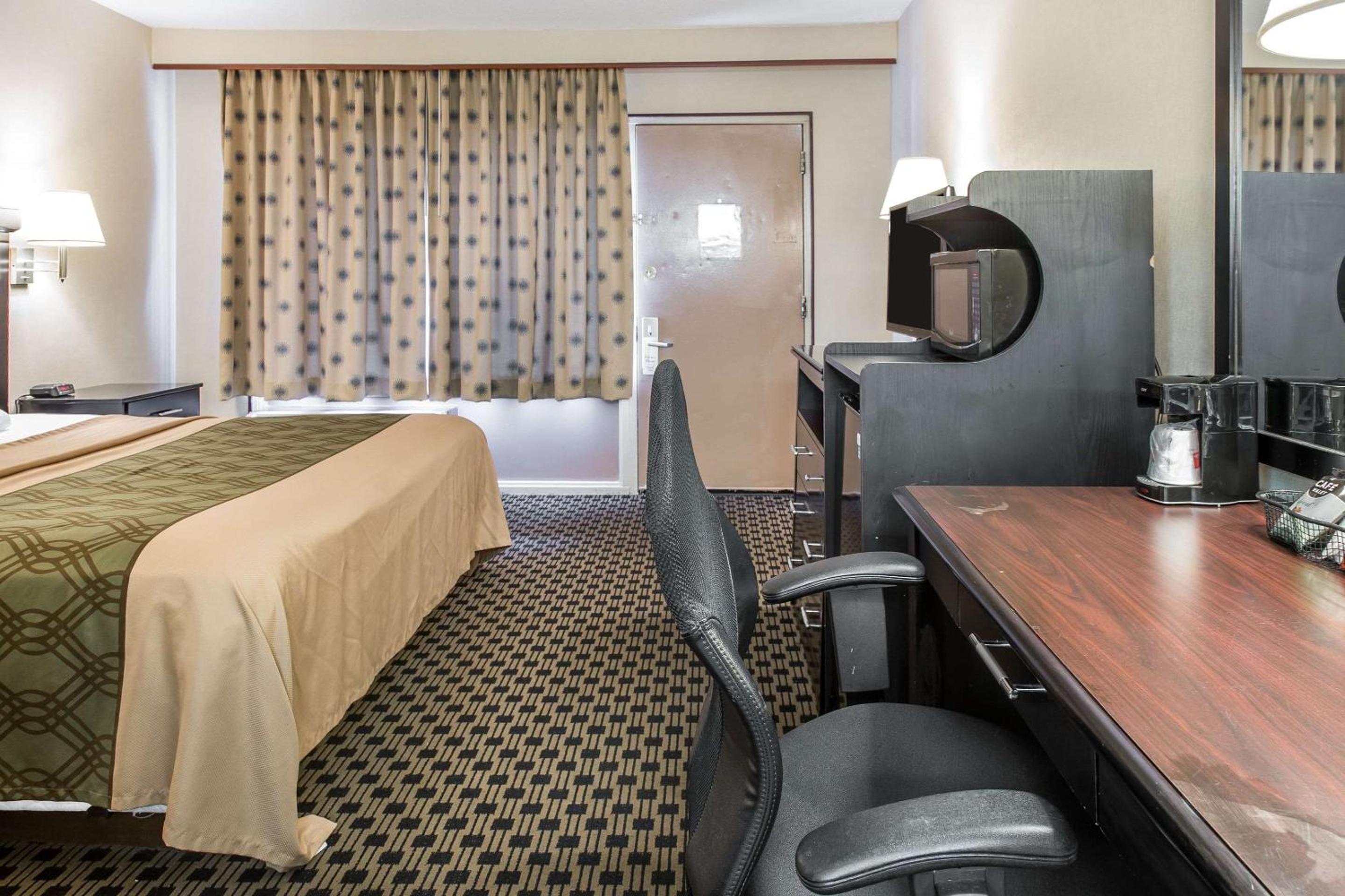Econo Lodge - Property Image 24