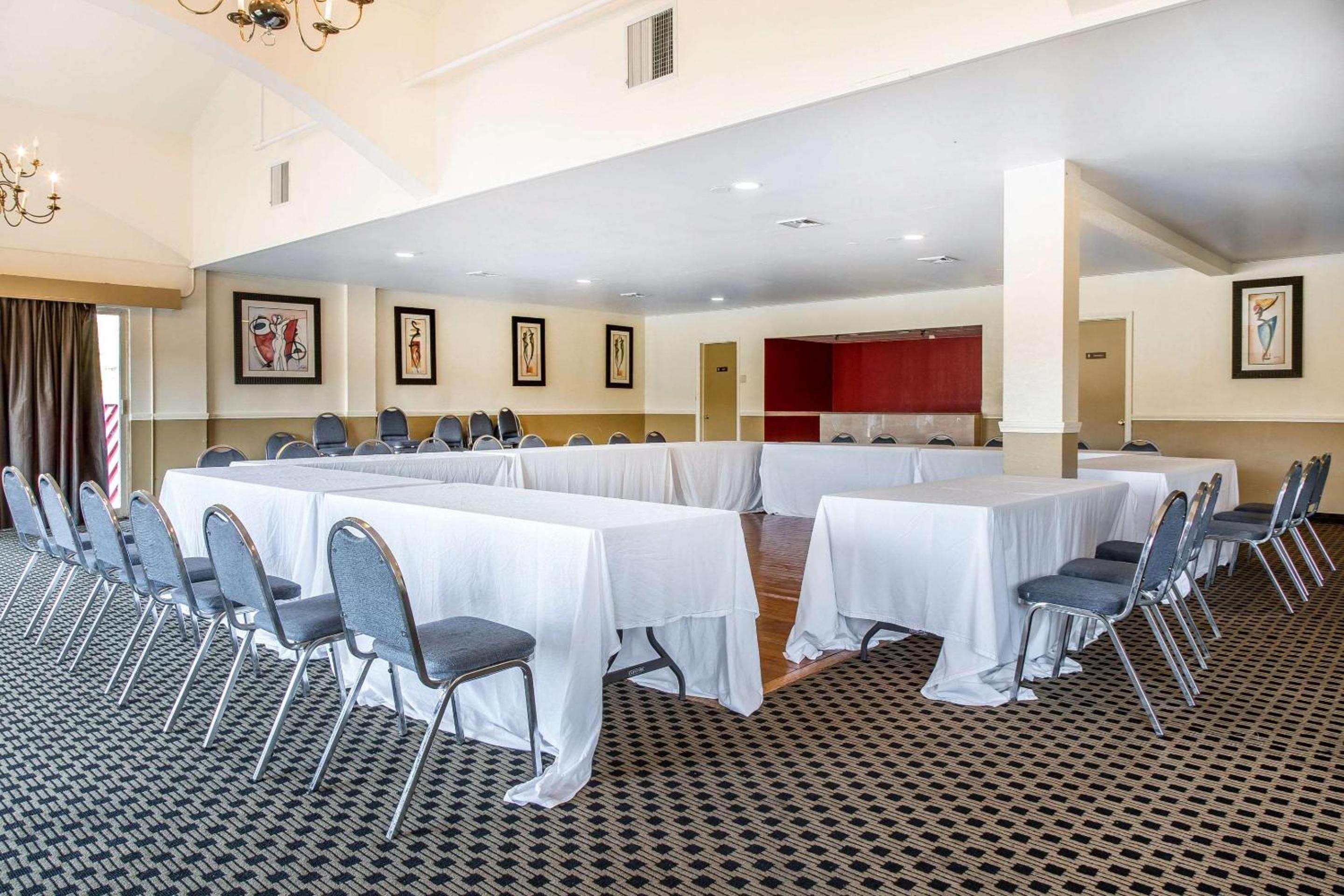 Econo Lodge - Property Image 23