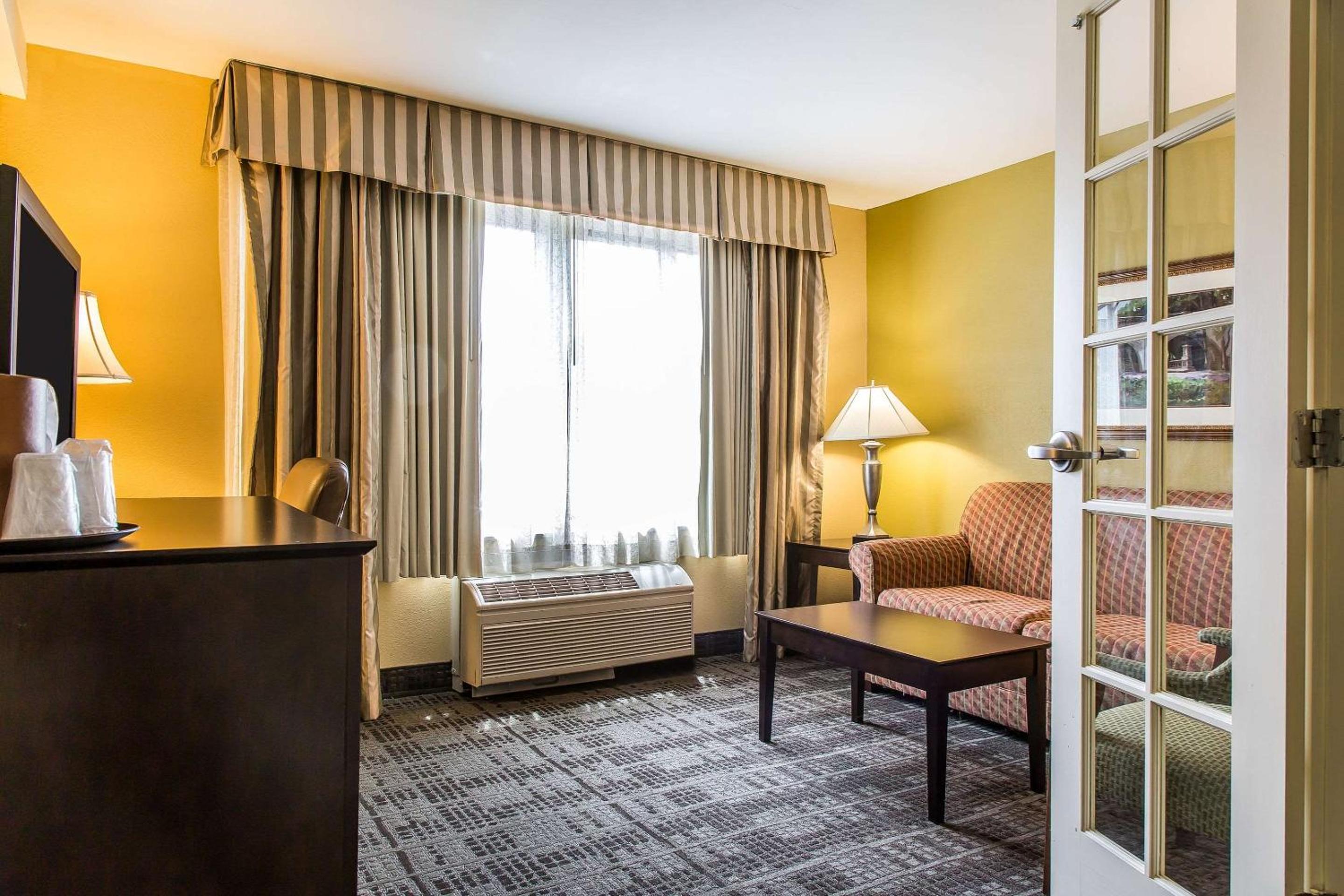 Clarion Hotel  Suites Hamden-New Haven - Property Image 2