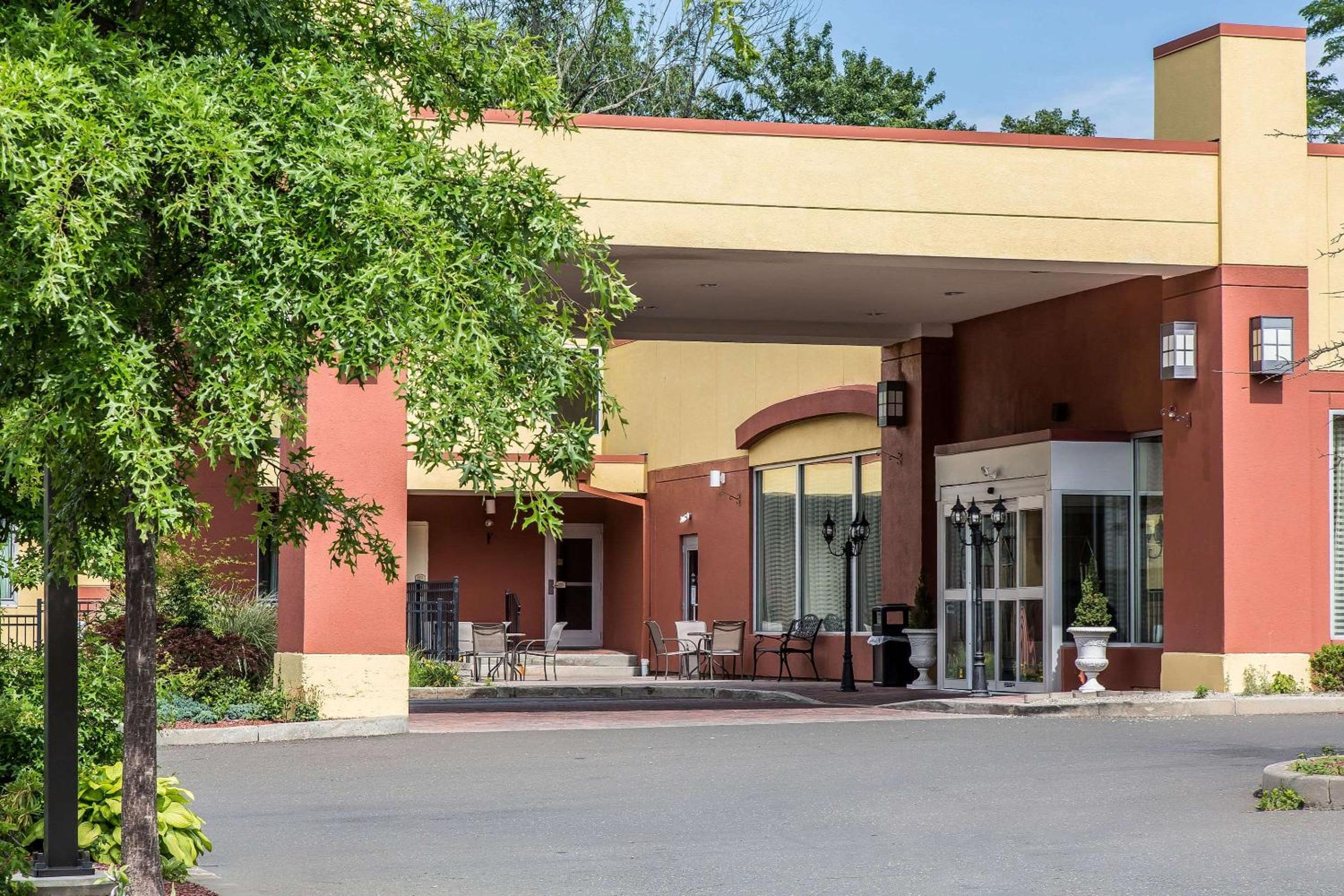Clarion Hotel Suites Hamden-New Haven - Property Image 21
