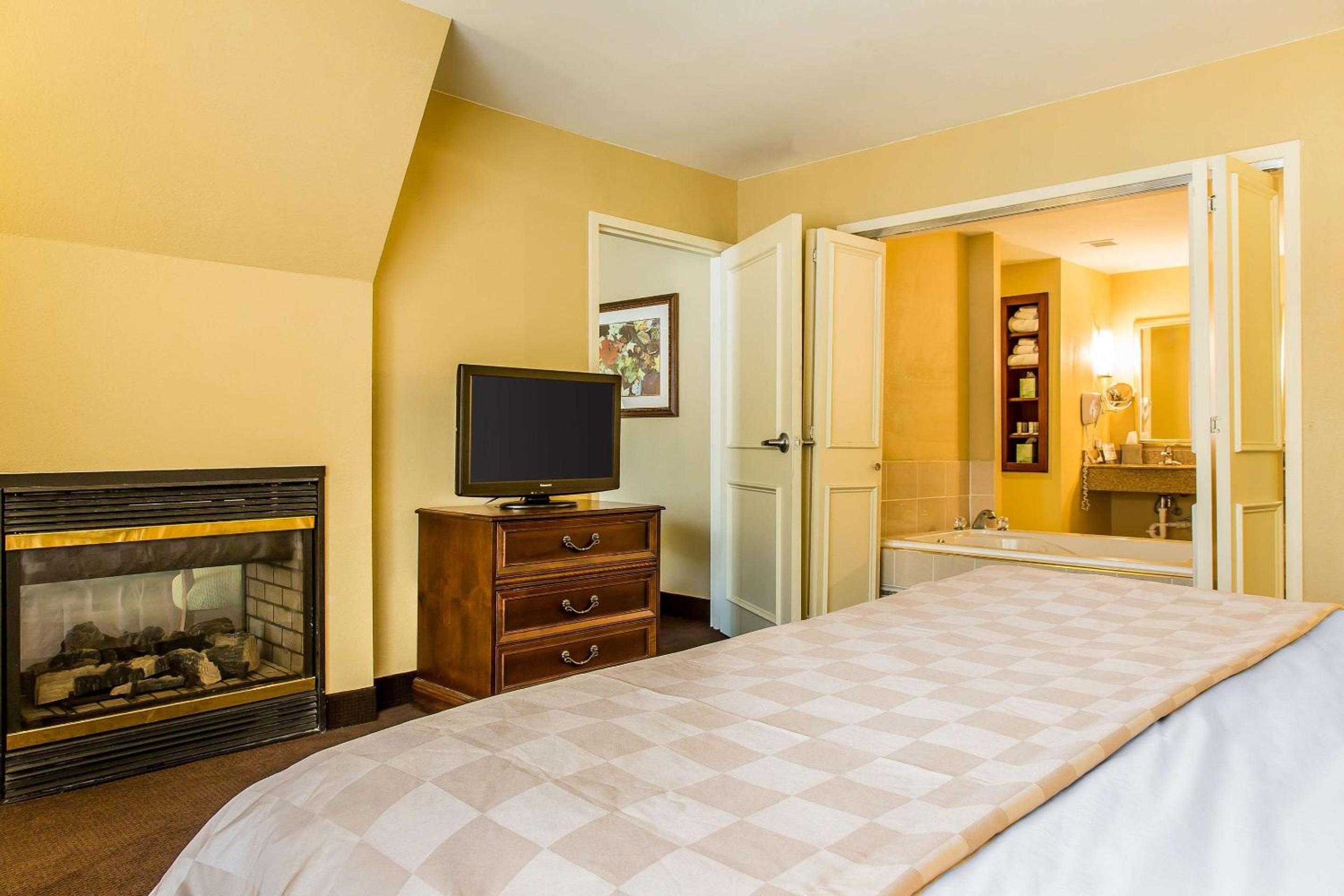 Clarion Hotel  Suites Hamden-New Haven - Property Image 9