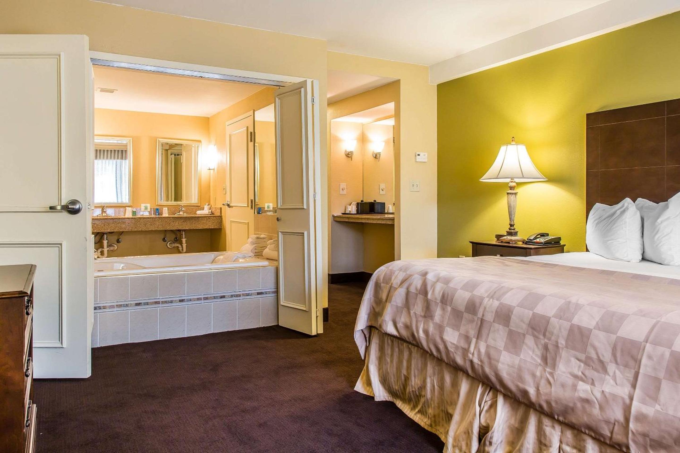 Clarion Hotel  Suites Hamden-New Haven - Property Image 7