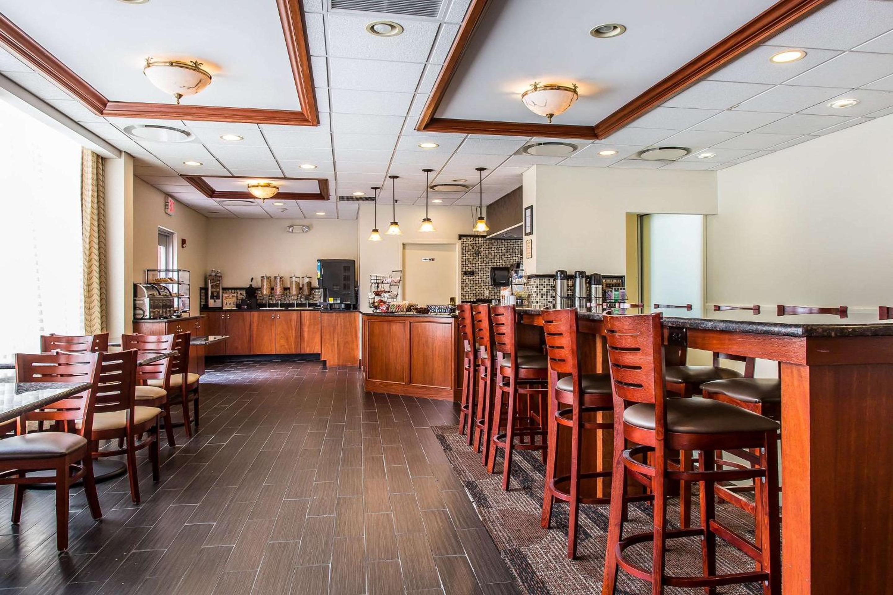Clarion Hotel Suites Hamden-New Haven - Property Image 15
