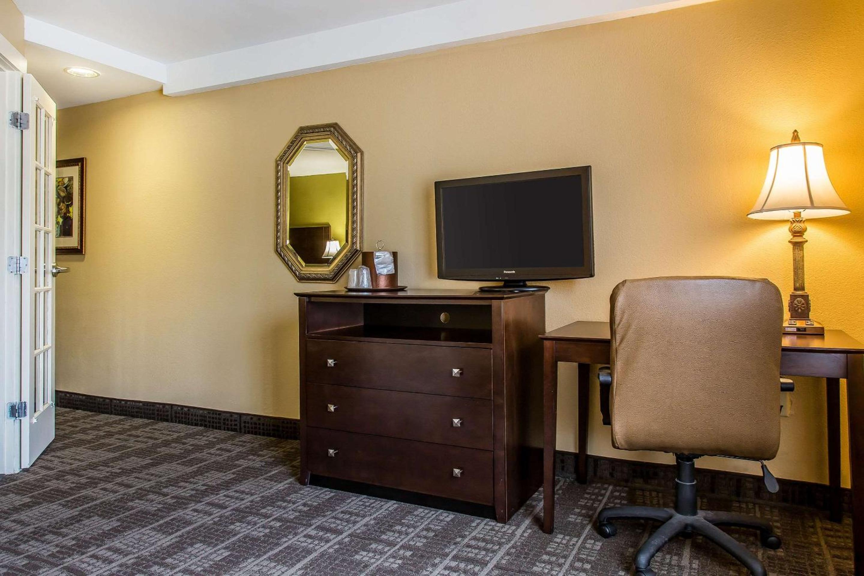 Clarion Hotel Suites Hamden-New Haven - Property Image 4