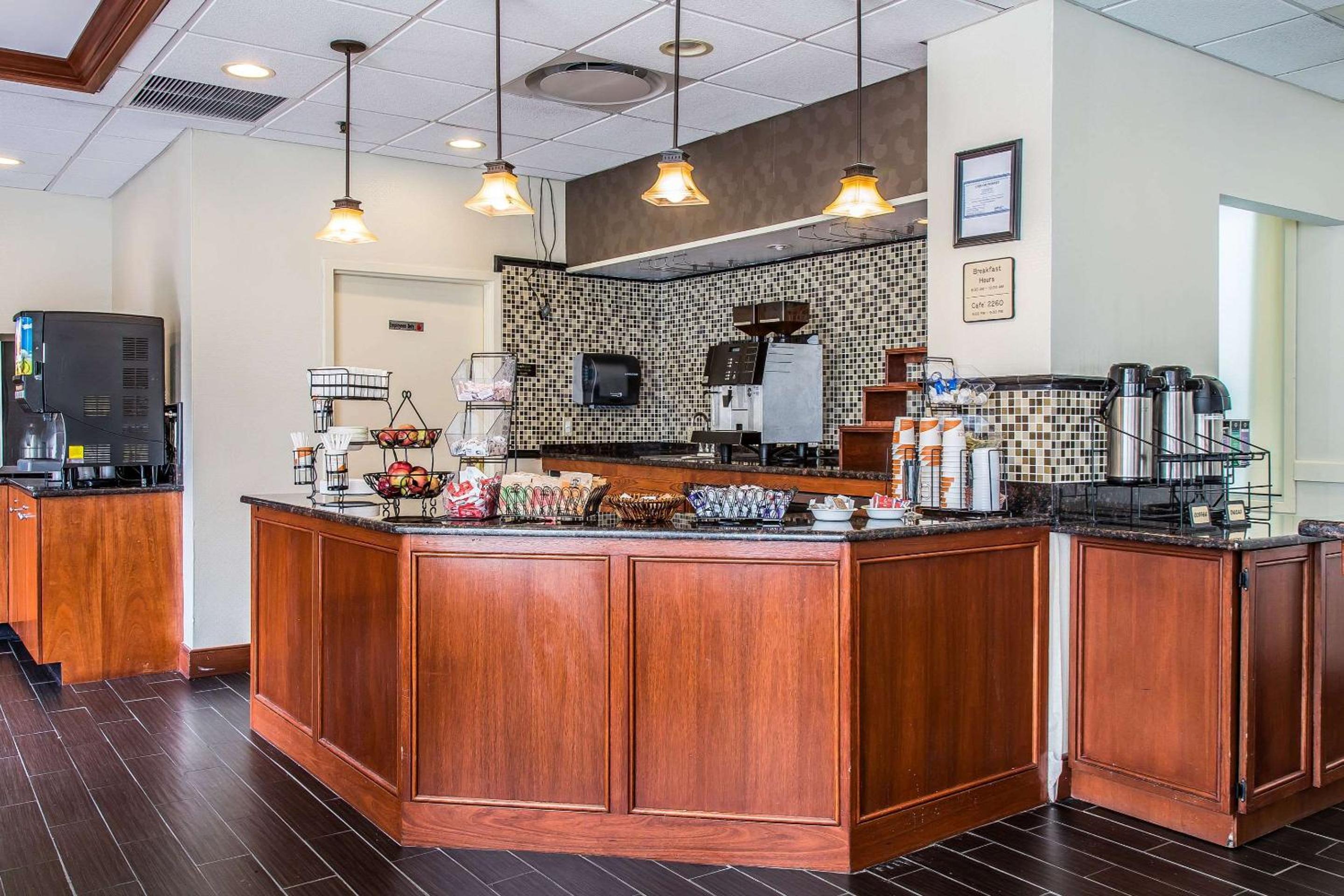 Clarion Hotel Suites Hamden-New Haven - Property Image 17