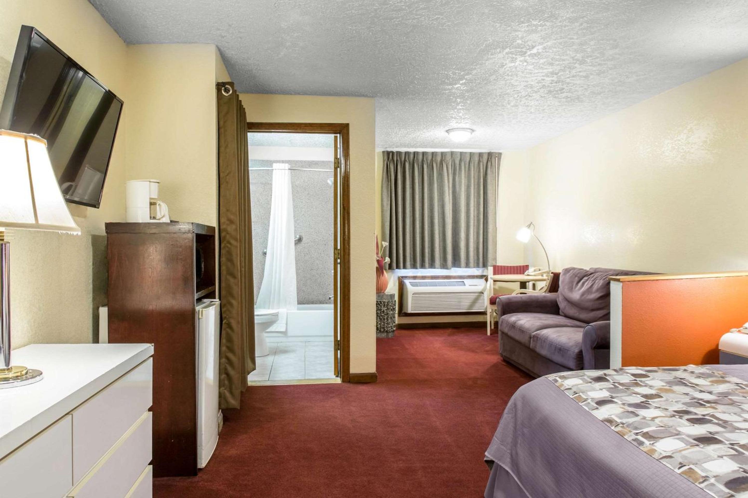 Rodeway Inn Suites Branford - Guilford - Property Image 2