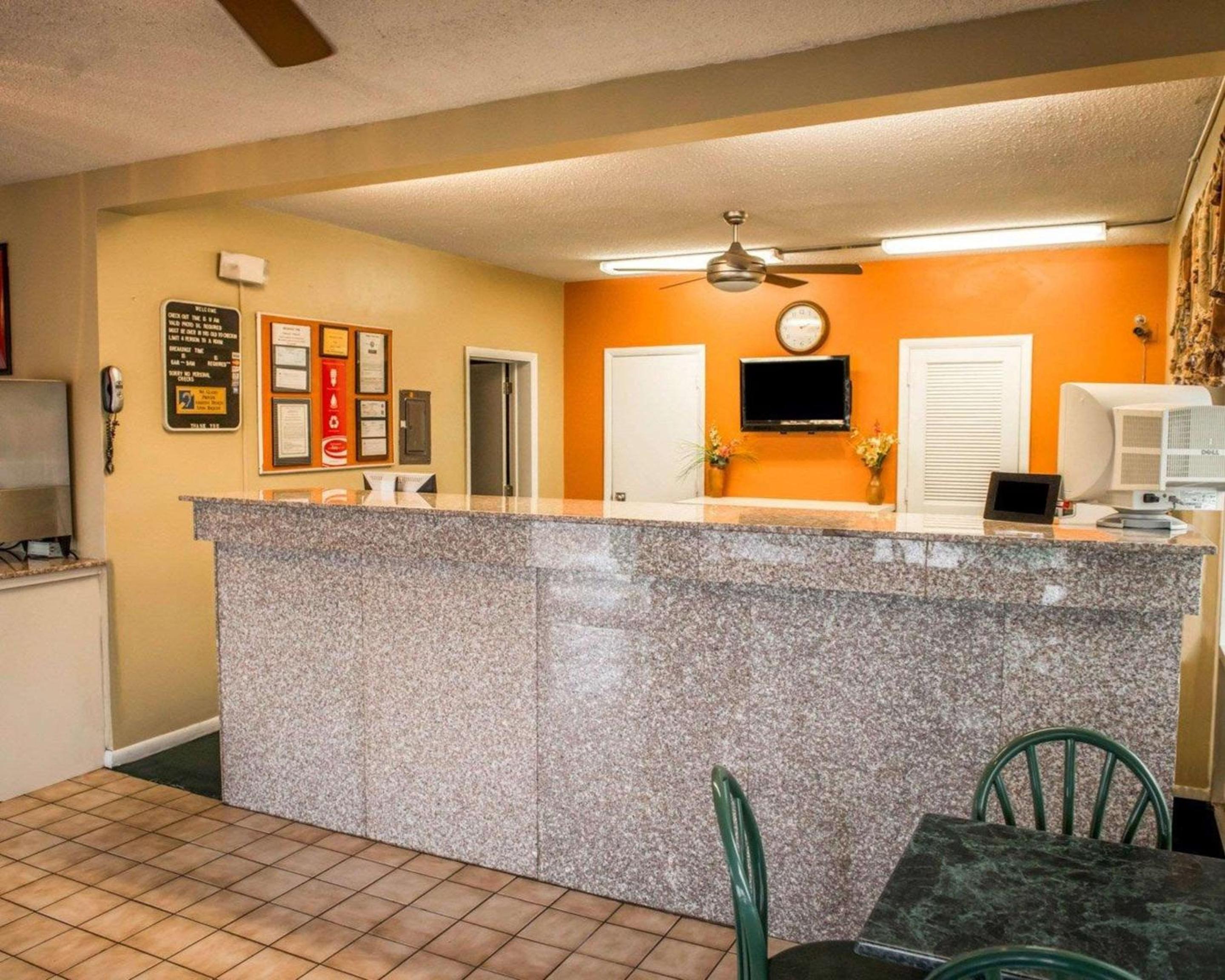 Lake City Vacations - Econo Lodge Lake City-North - Property Image 1