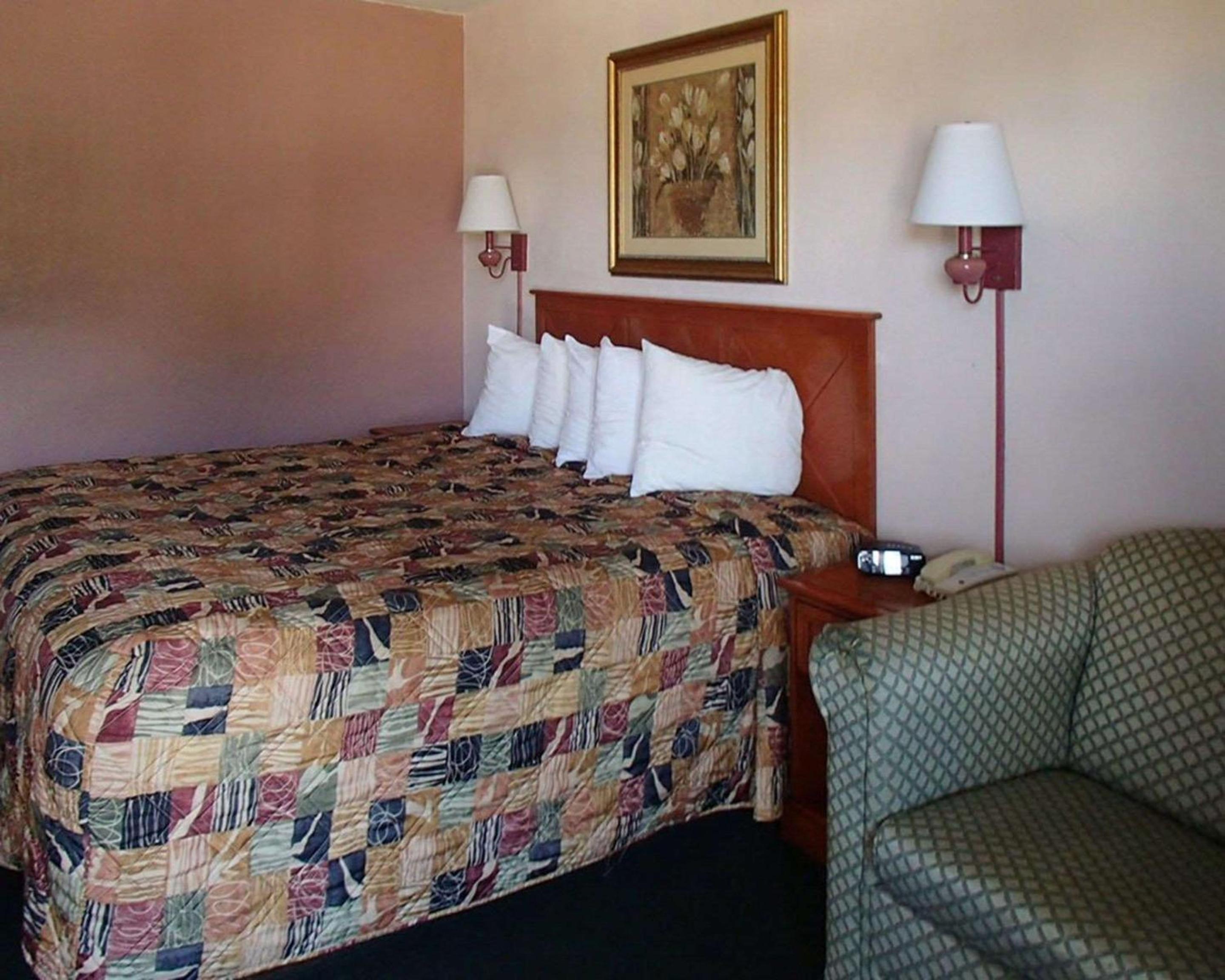 Rodeway Inn Leesburg Chain of Lakes view 3