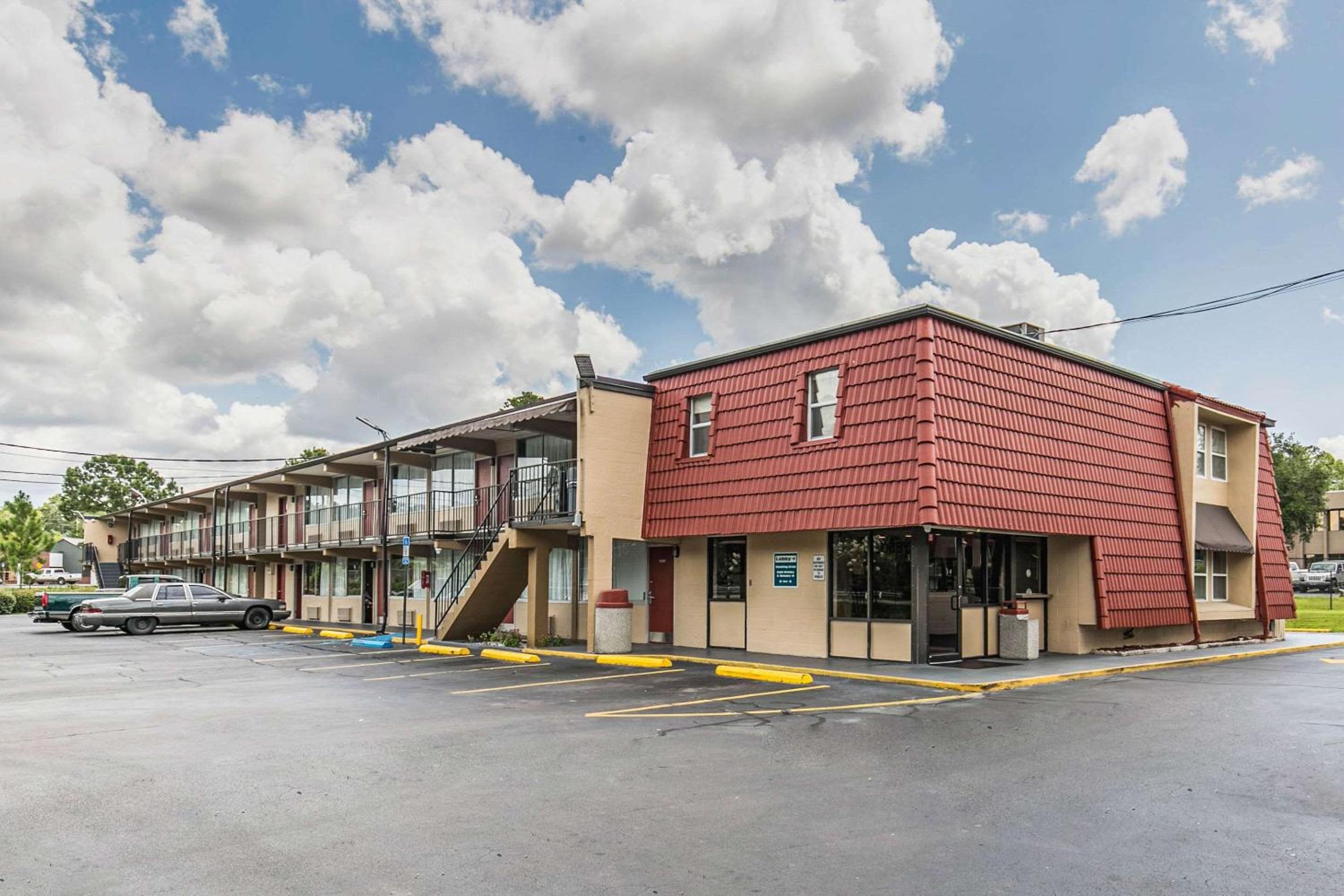 Econo Lodge Tallahassee I-10 near University view 2