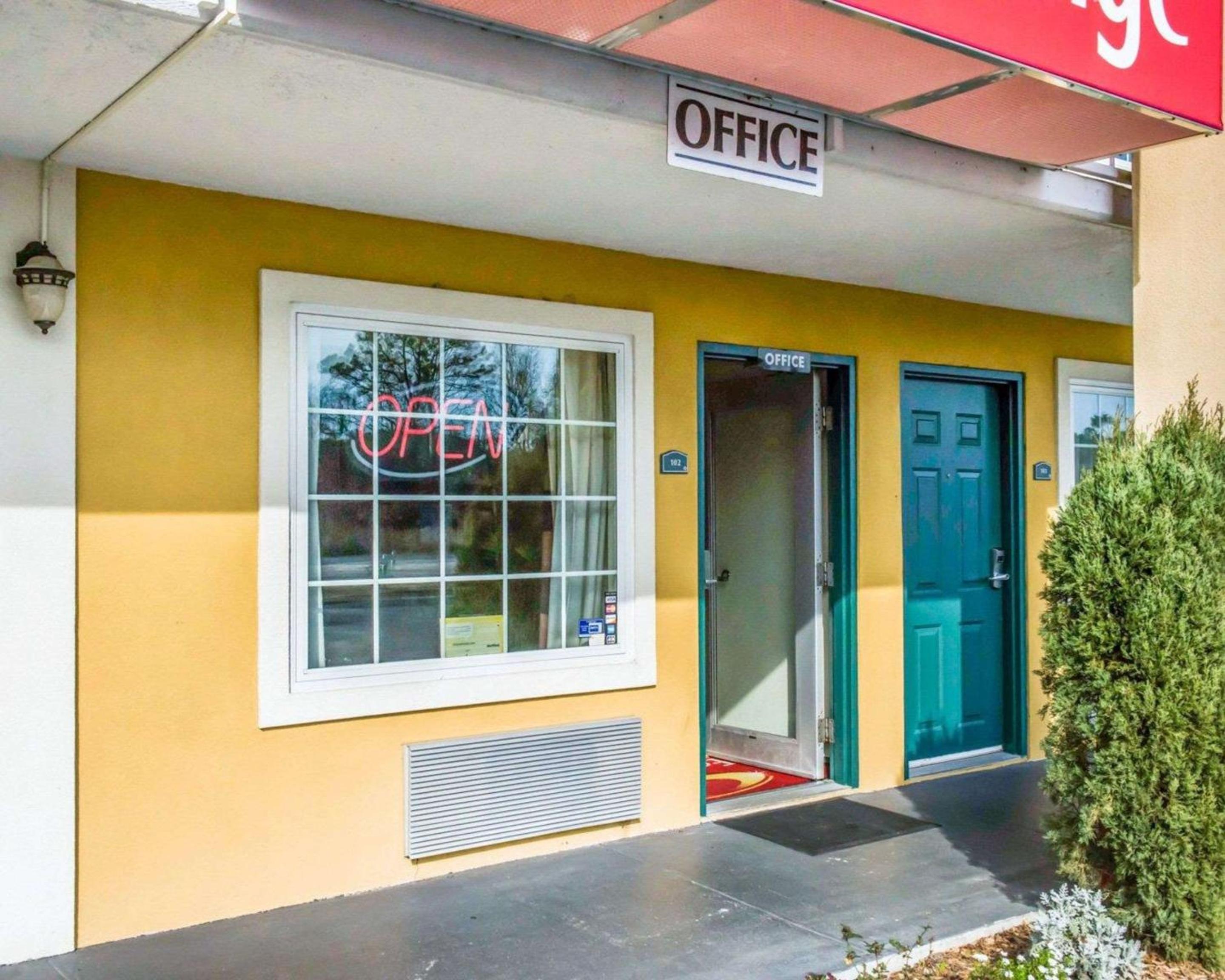 Thomasville Vacations - Econo Lodge - Property Image 2