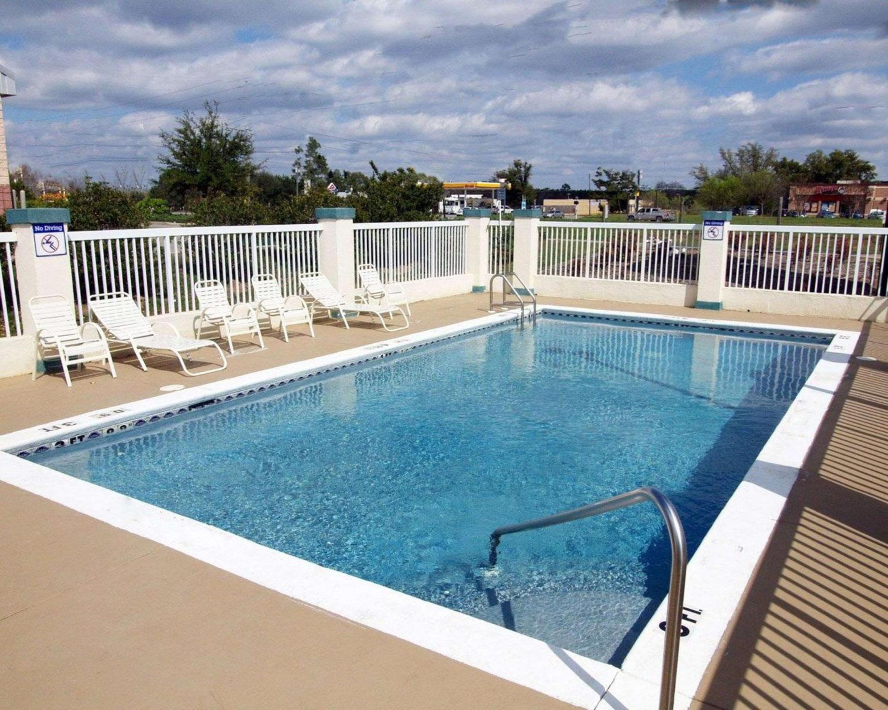 Marianna Vacations - Quality Inn Chipley I-10 at Exit 120 - Property Image 3