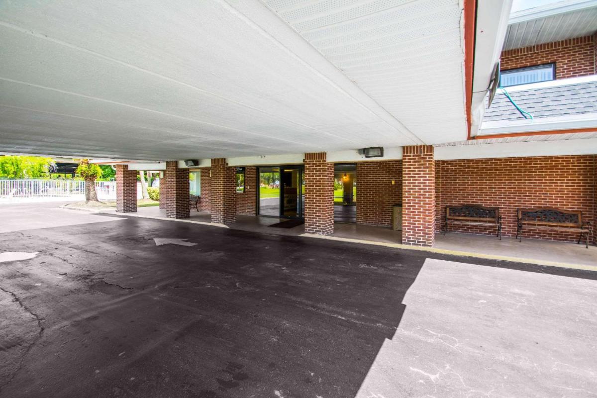 Kingsland Vacations - Econo Lodge Jacksonville - Property Image 1