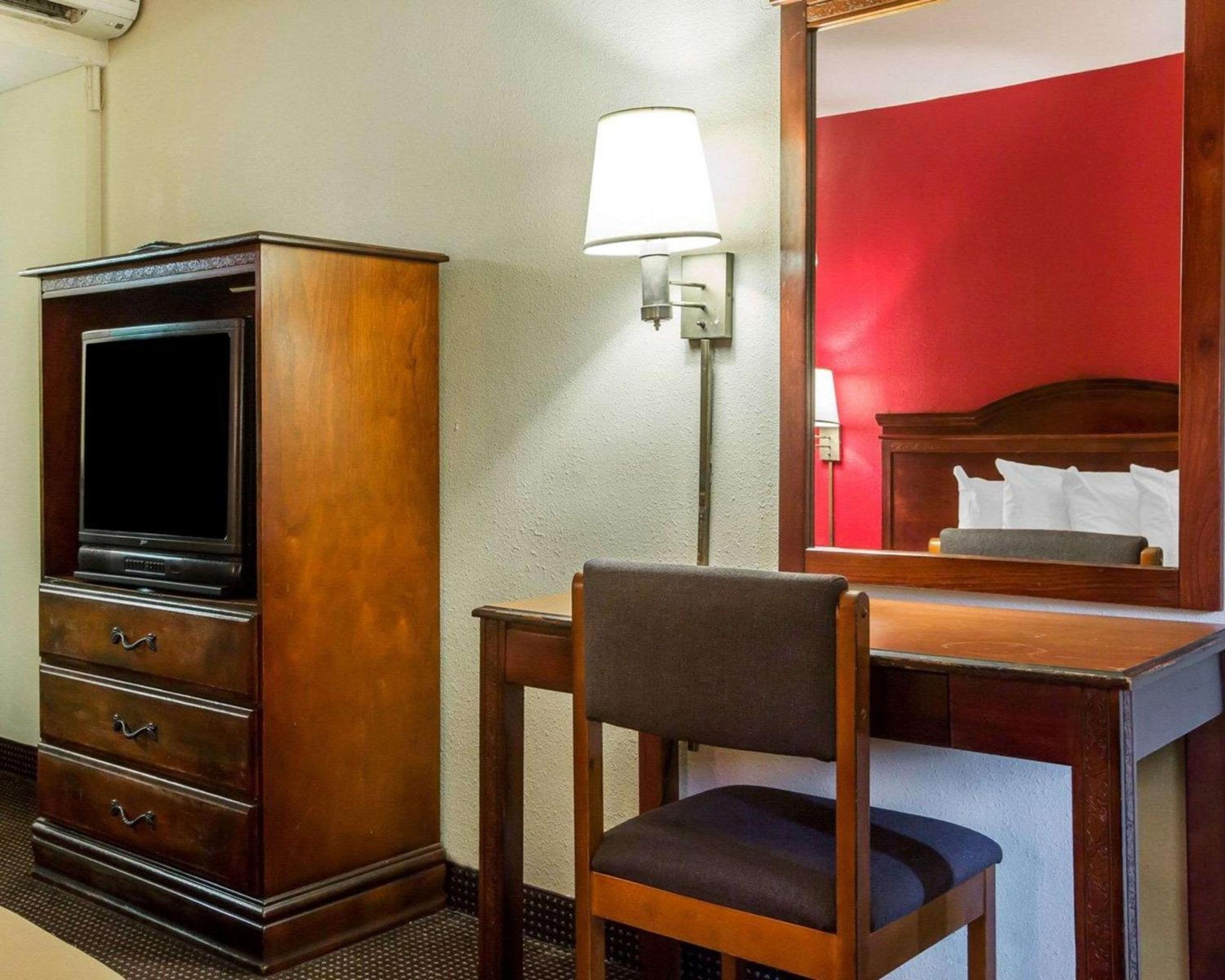Econo Lodge Atlanta College Park 2