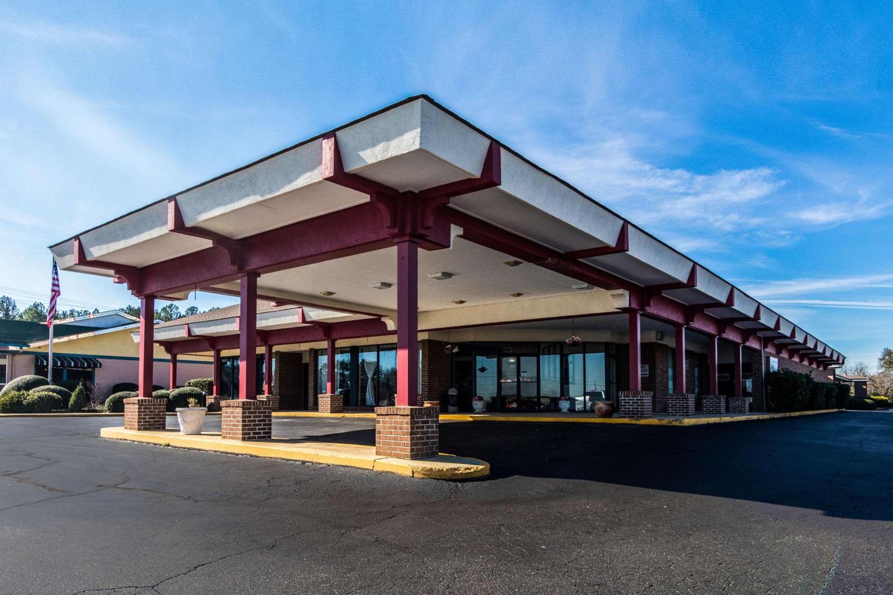 Econo Lodge Inn & Suites Conference Center Dublin view 2
