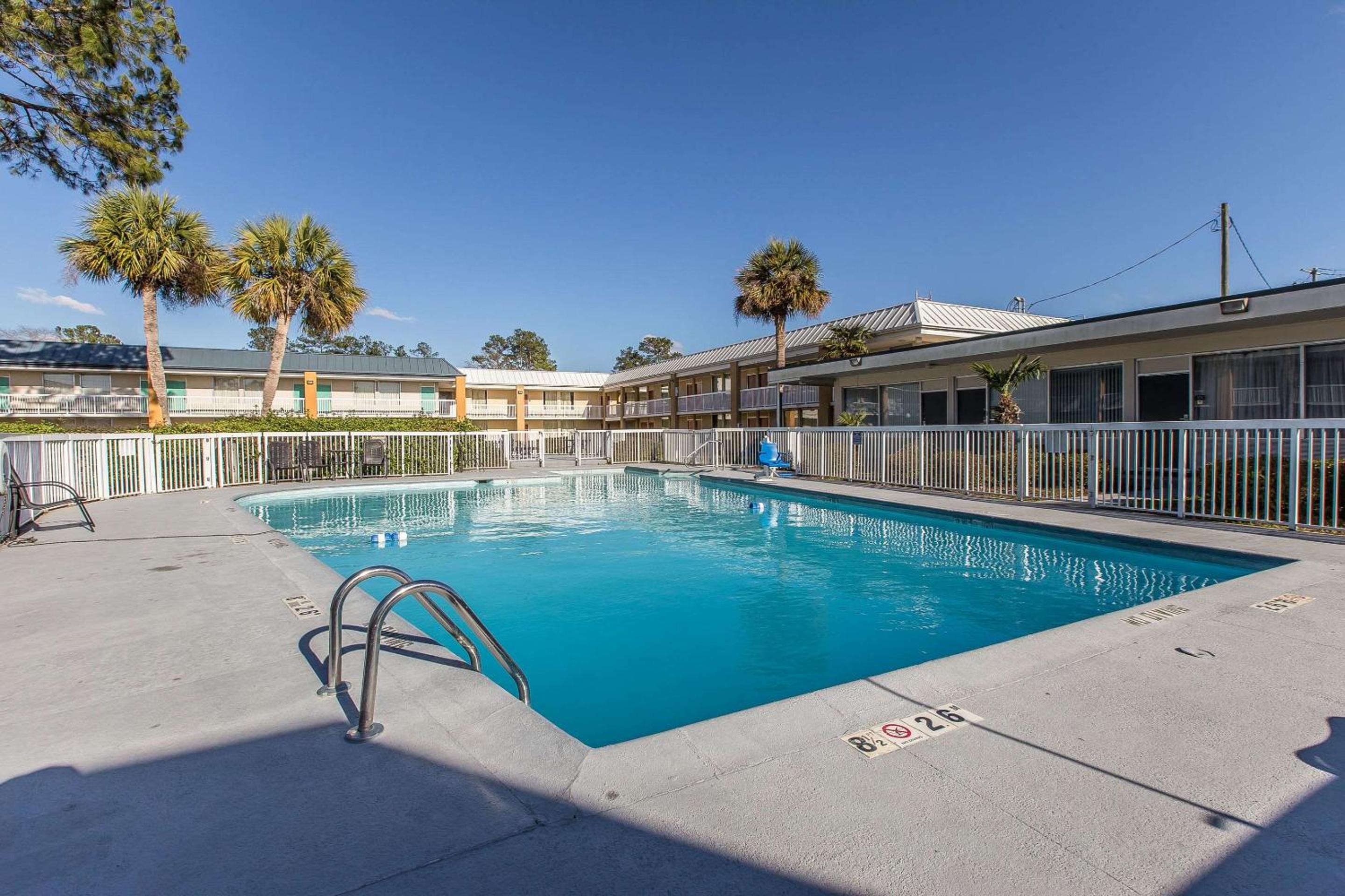 Thomasville Vacations - Econo Lodge - Property Image 18