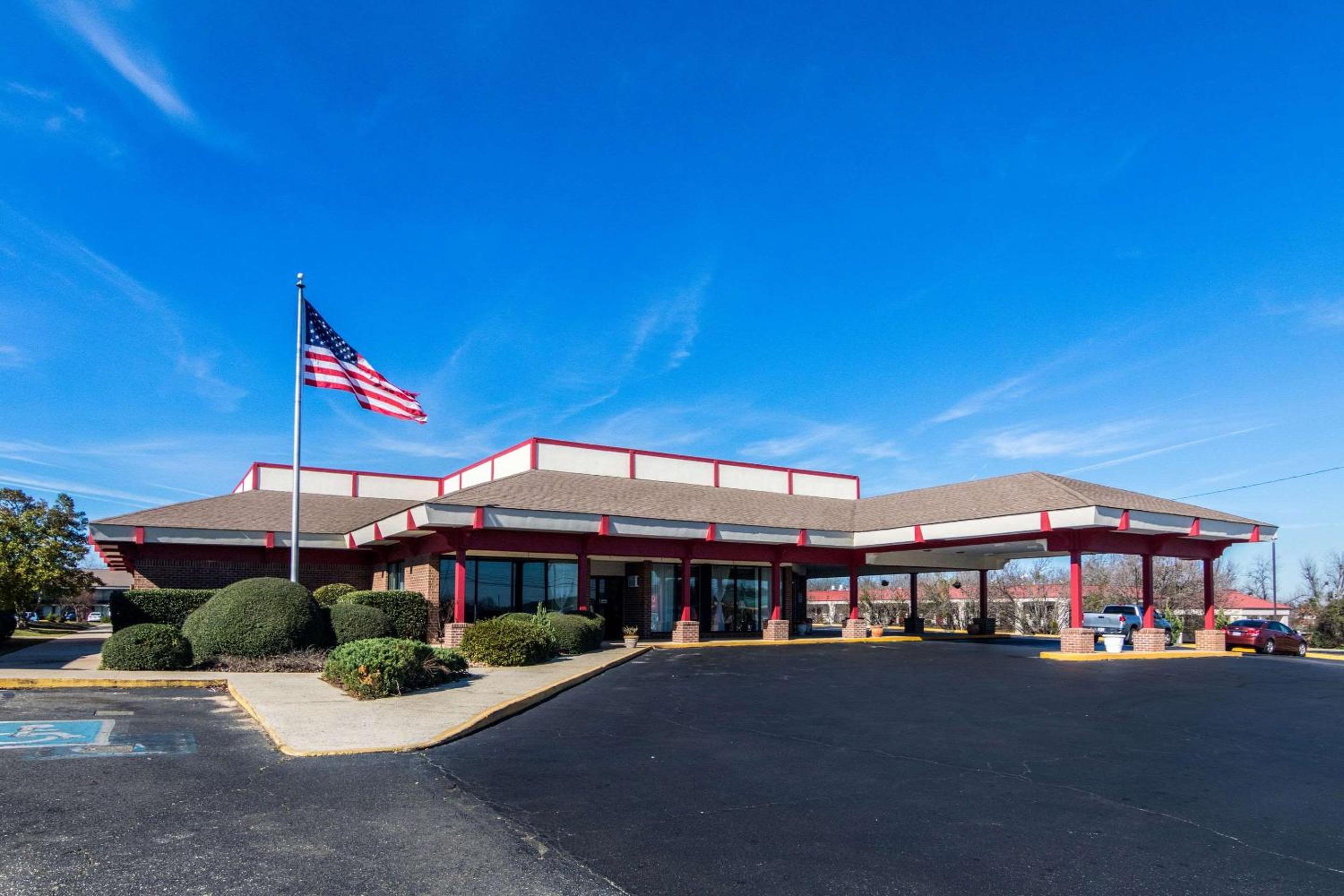 Dublin Vacations - Econo Lodge Inn  Suites Conference Center Dublin - Property Image 1