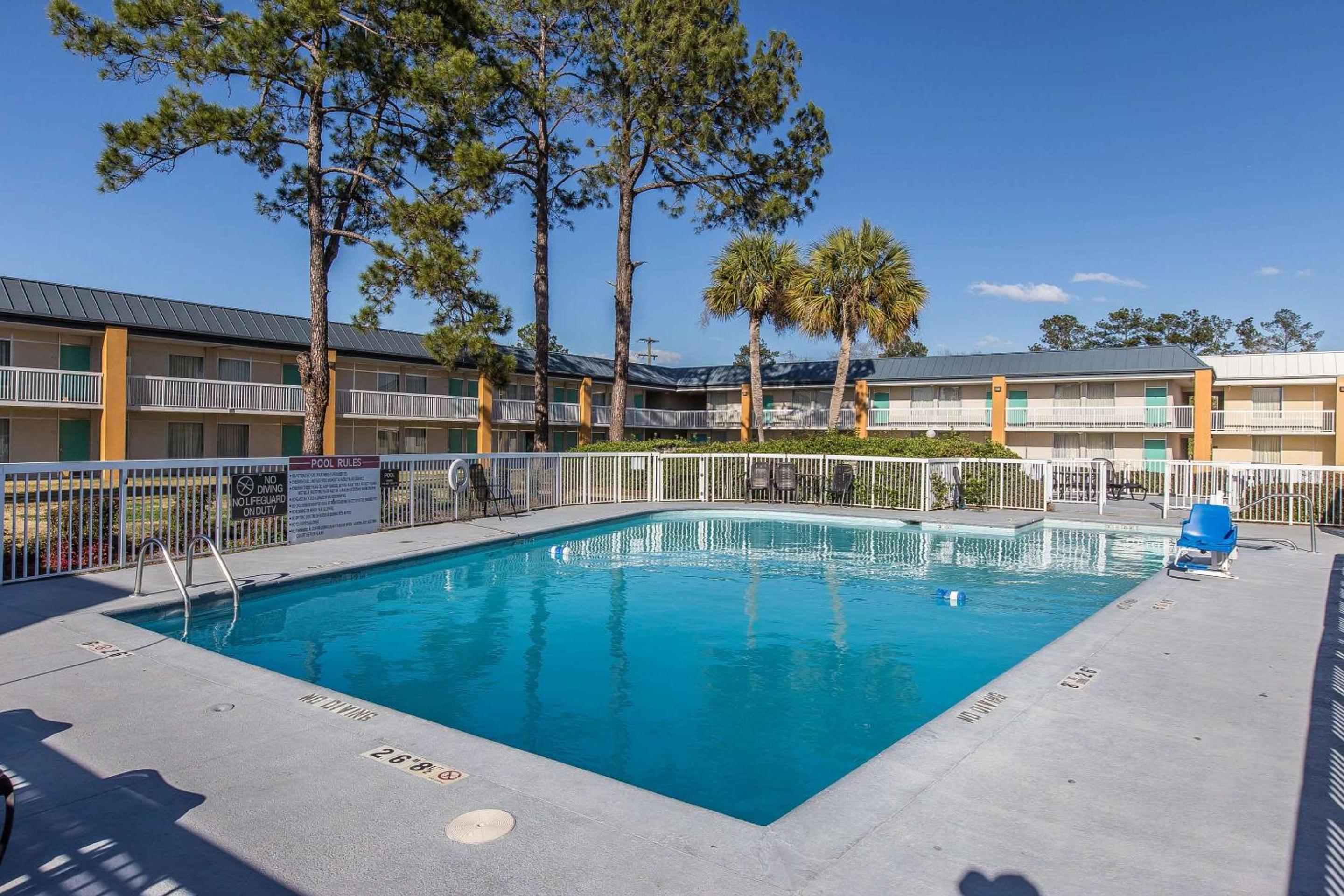 Thomasville Vacations - Econo Lodge - Property Image 9