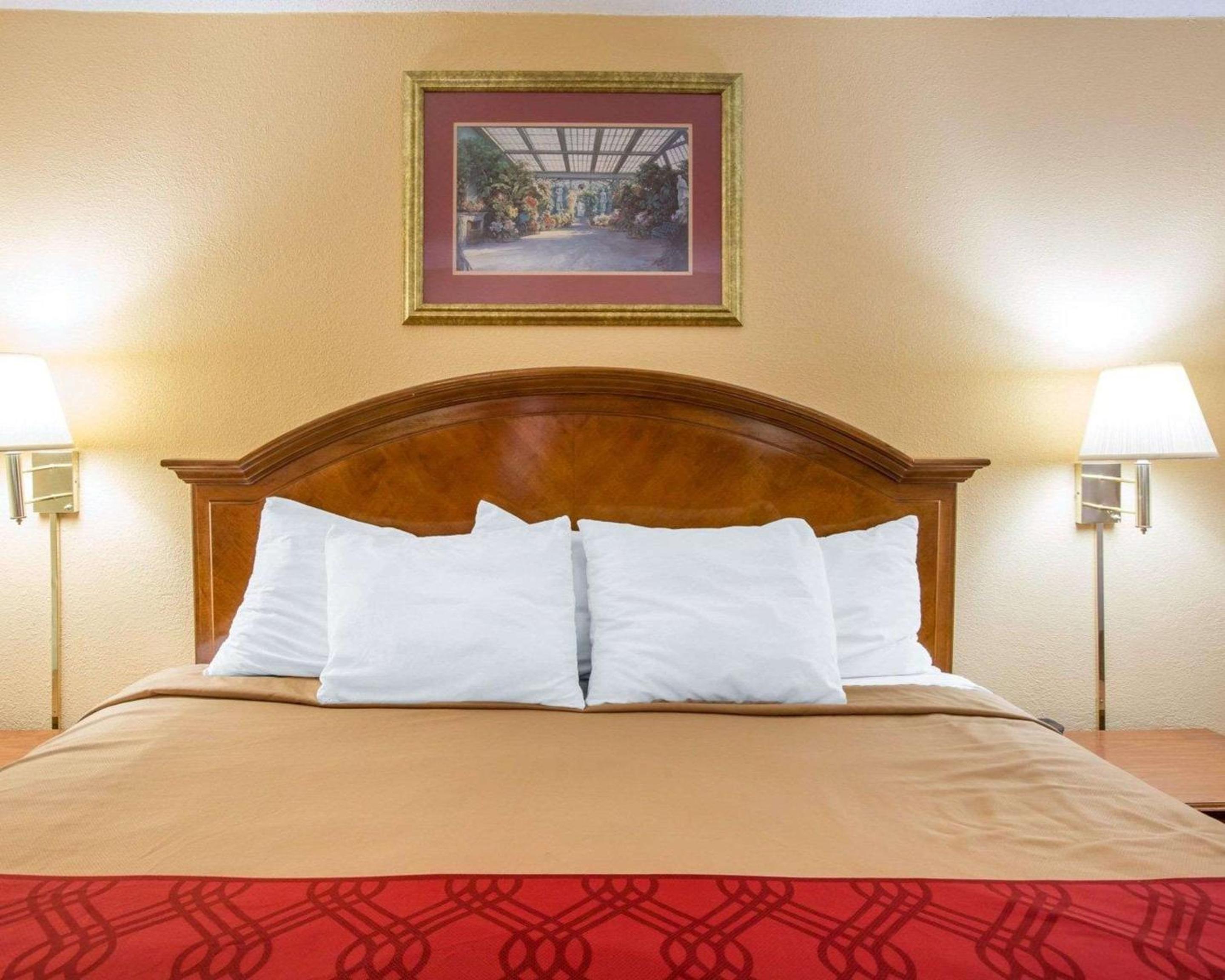 Macon Vacations - Econo Lodge Inn Suites - Property Image 20