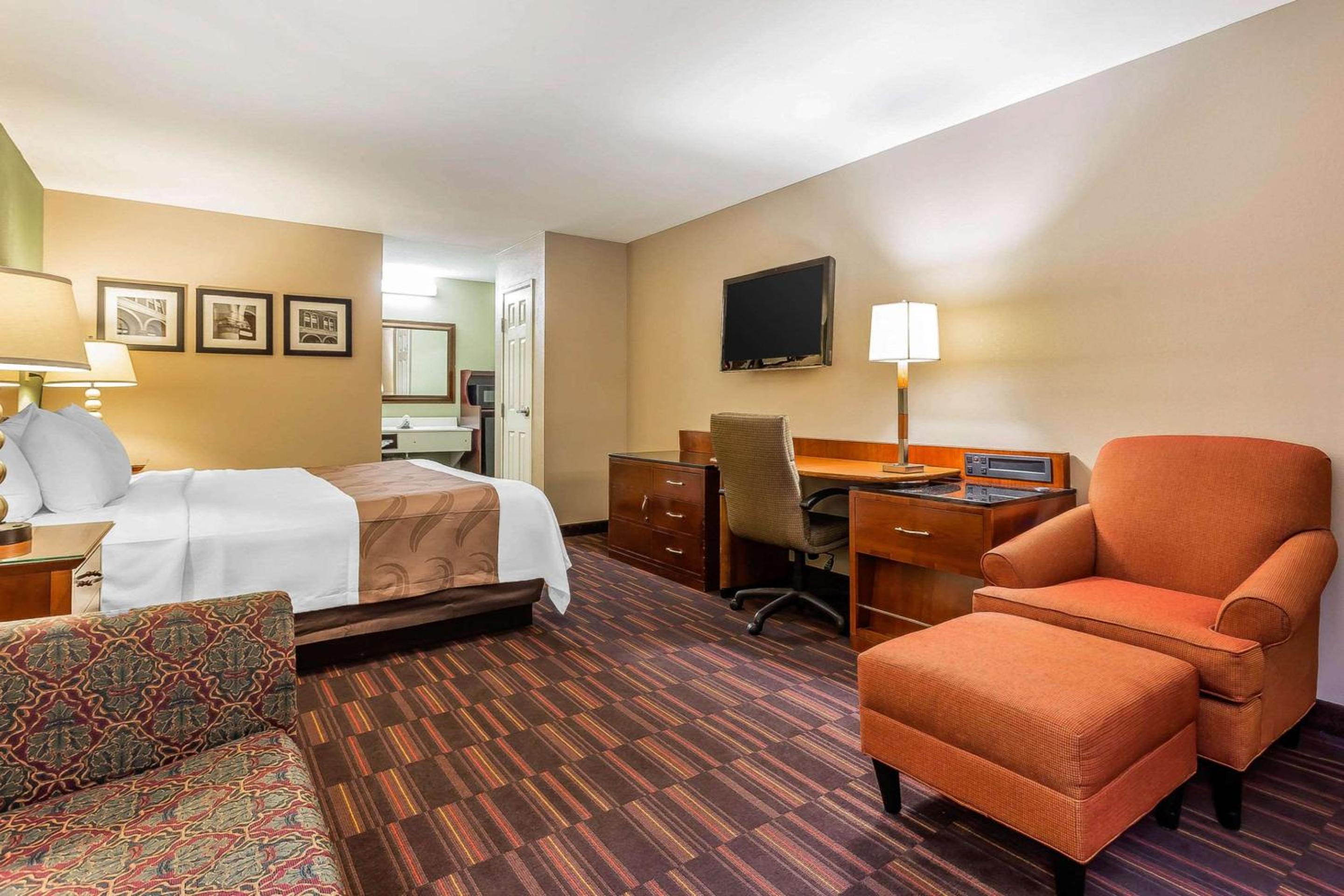 Warner Robins Vacations - Quality Inn Suites near Robins Air Force Base - Property Image 9