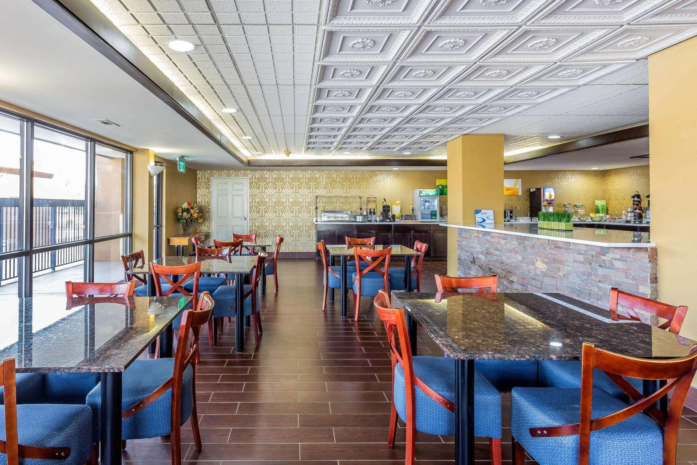 Warner Robins Vacations - Quality Inn Suites near Robins Air Force Base - Property Image 17