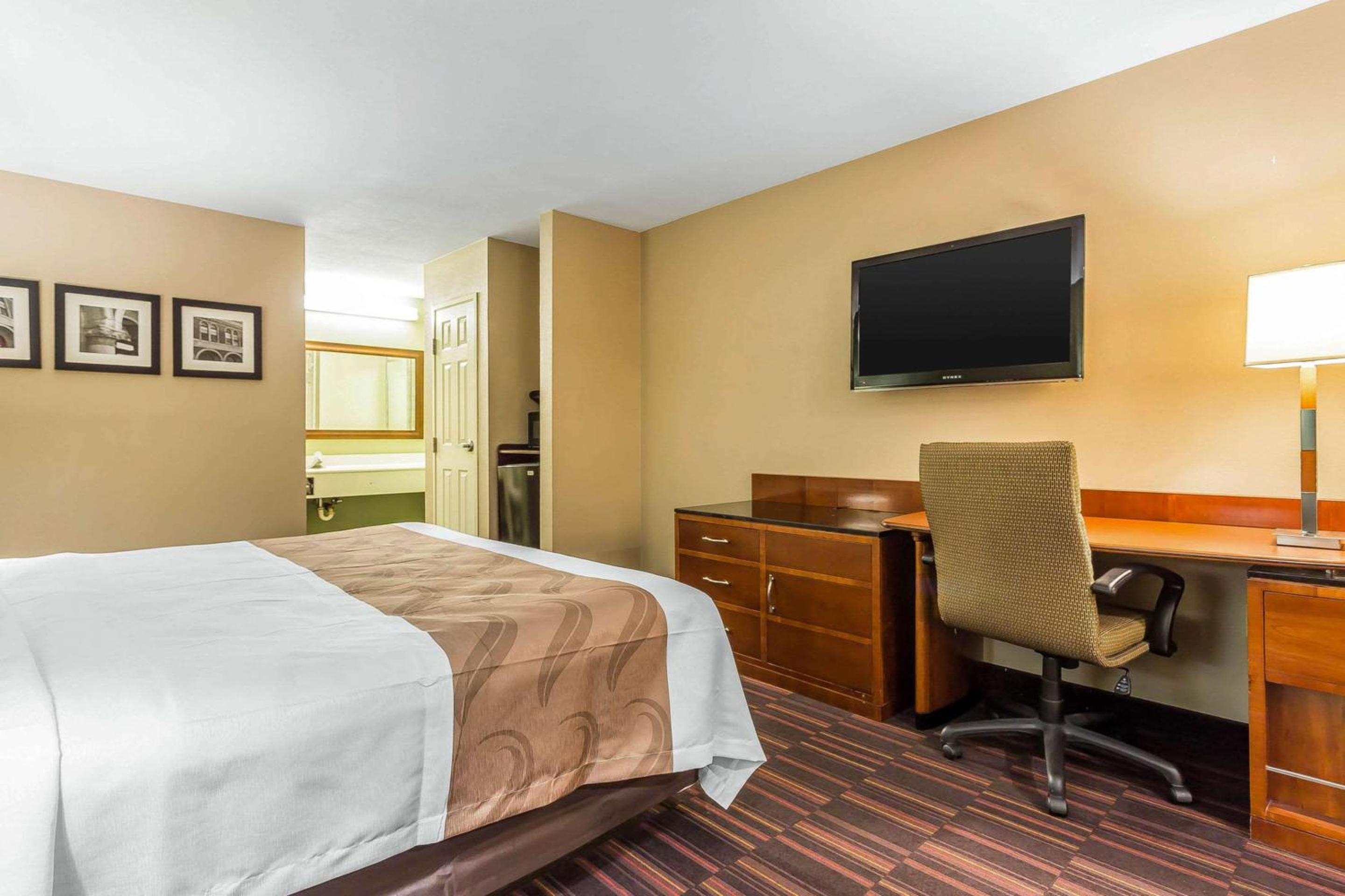 Warner Robins Vacations - Quality Inn Suites near Robins Air Force Base - Property Image 20