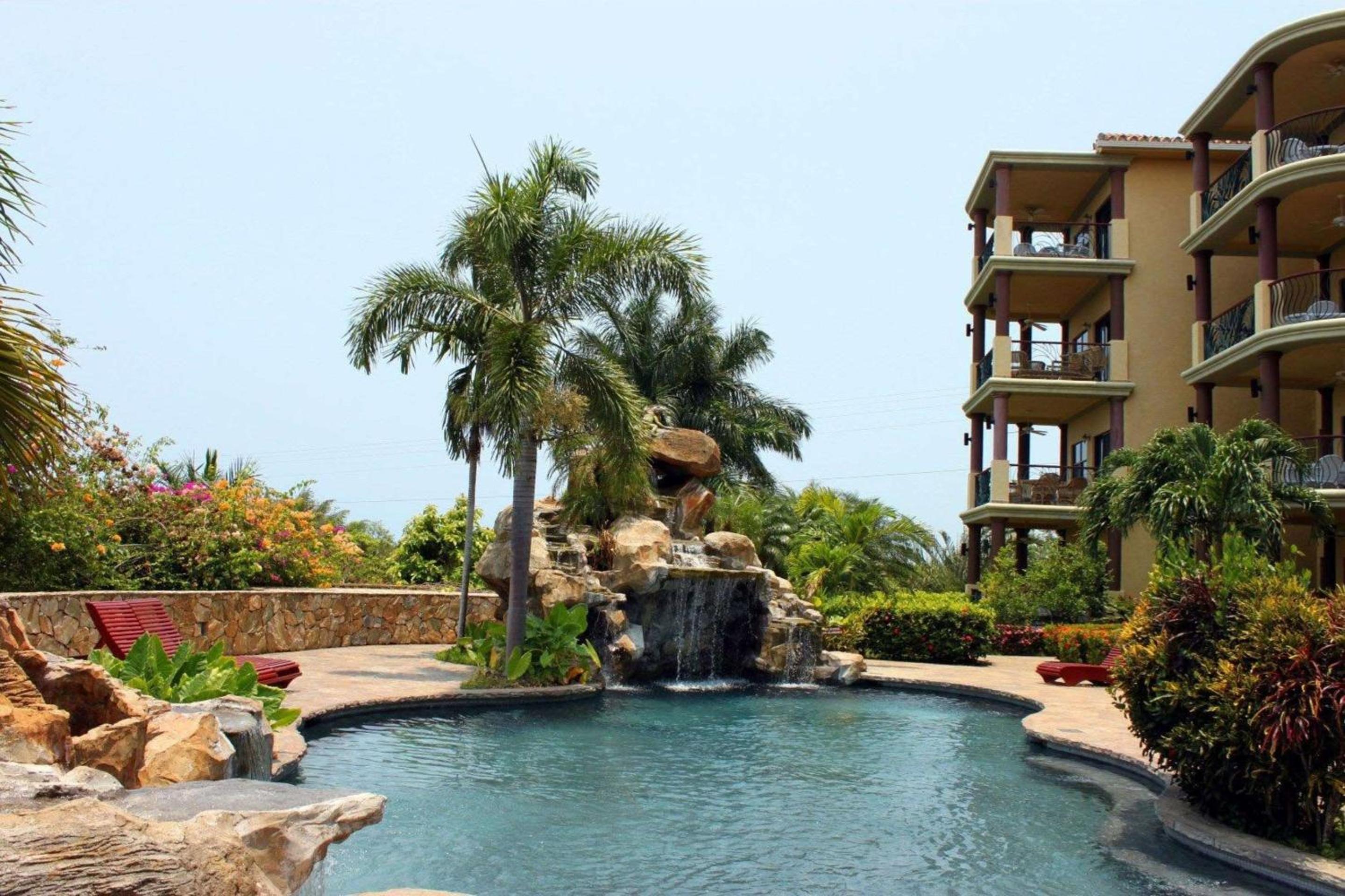 Clarion Suites Roatan at Pineapple Villas