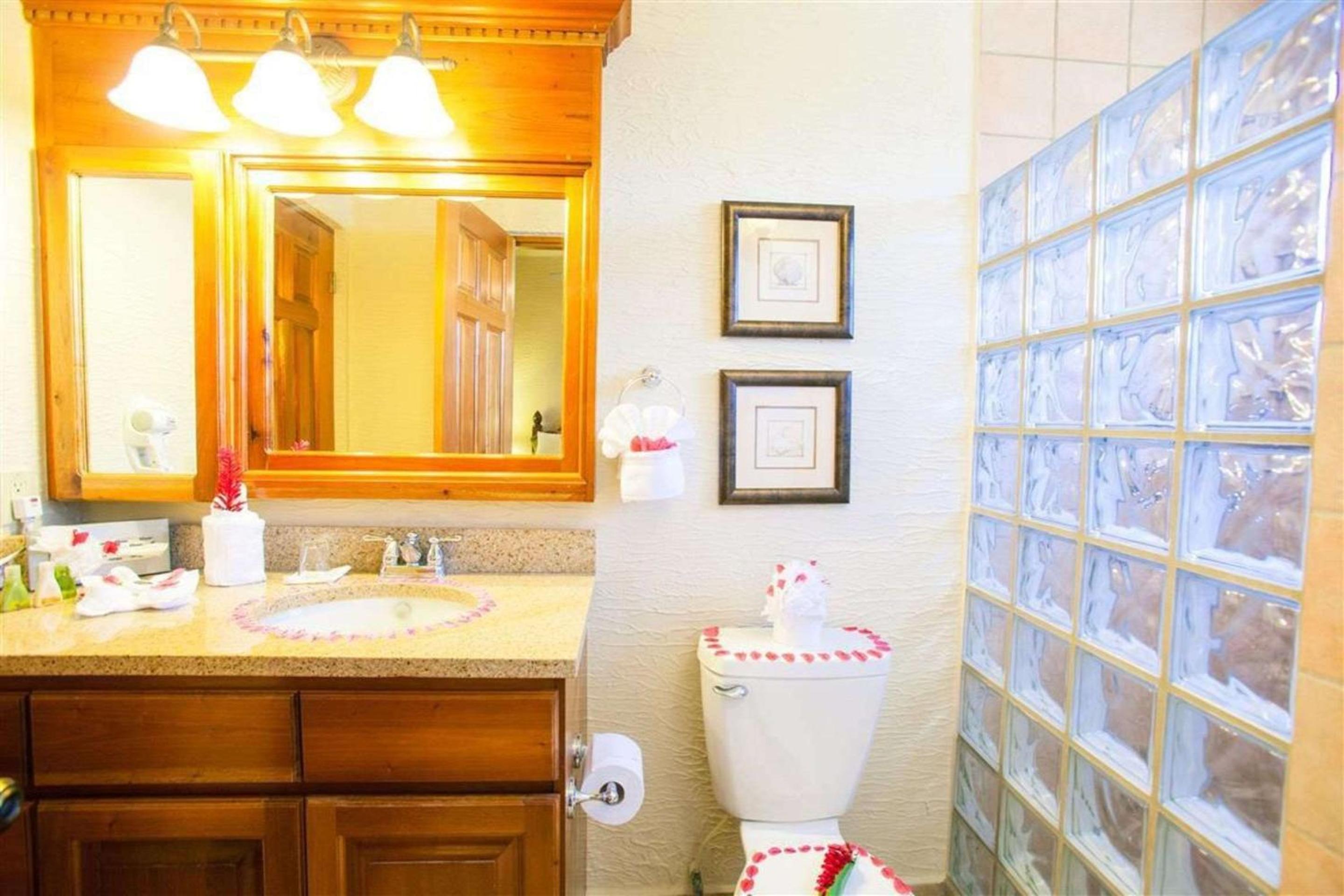 Clarion Suites Roatan at Pineapple Villas